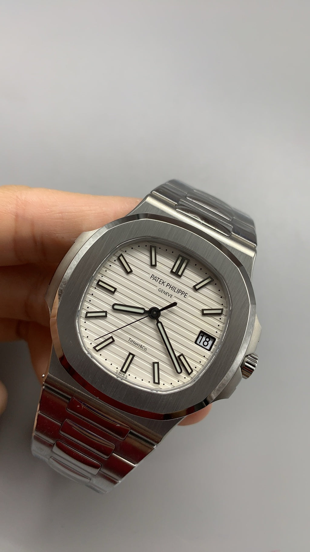 Patek Philippe Nautilus 5711 | 40MM | หน้าปัดสีขาวลายริ้ว | ตัวเรือนสแตนเลสสตีล | กลไกอัตโนมัติ Cal.324 S C