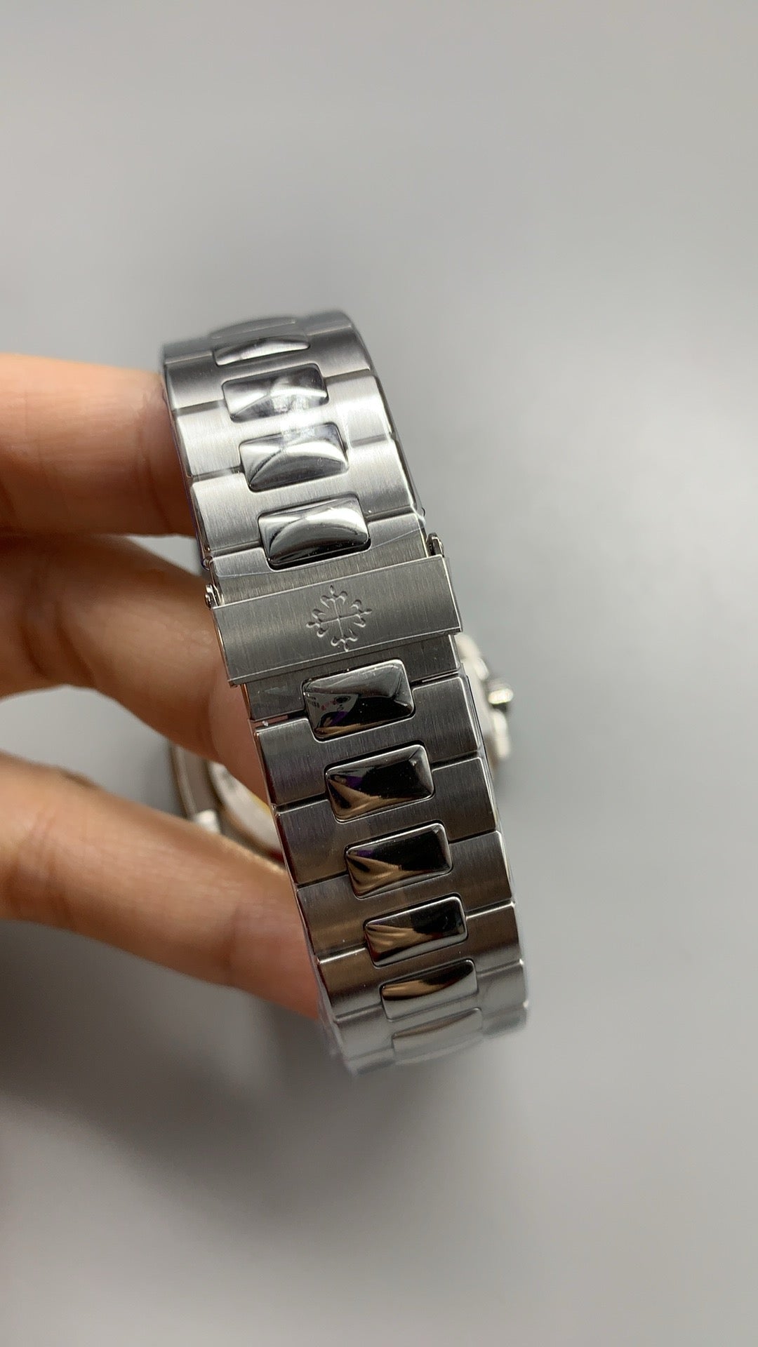 Patek Philippe Nautilus 5711 | 40MM | หน้าปัดสีขาวลายริ้ว | ตัวเรือนสแตนเลสสตีล | กลไกอัตโนมัติ Cal.324 S C