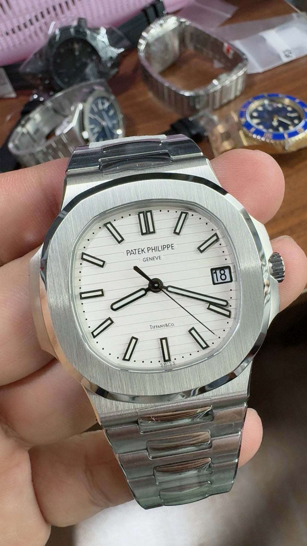 Patek Philippe Nautilus 5711 | 40MM | หน้าปัดสีขาวลายริ้ว | ตัวเรือนสแตนเลสสตีล | กลไกอัตโนมัติ Cal.324 S C