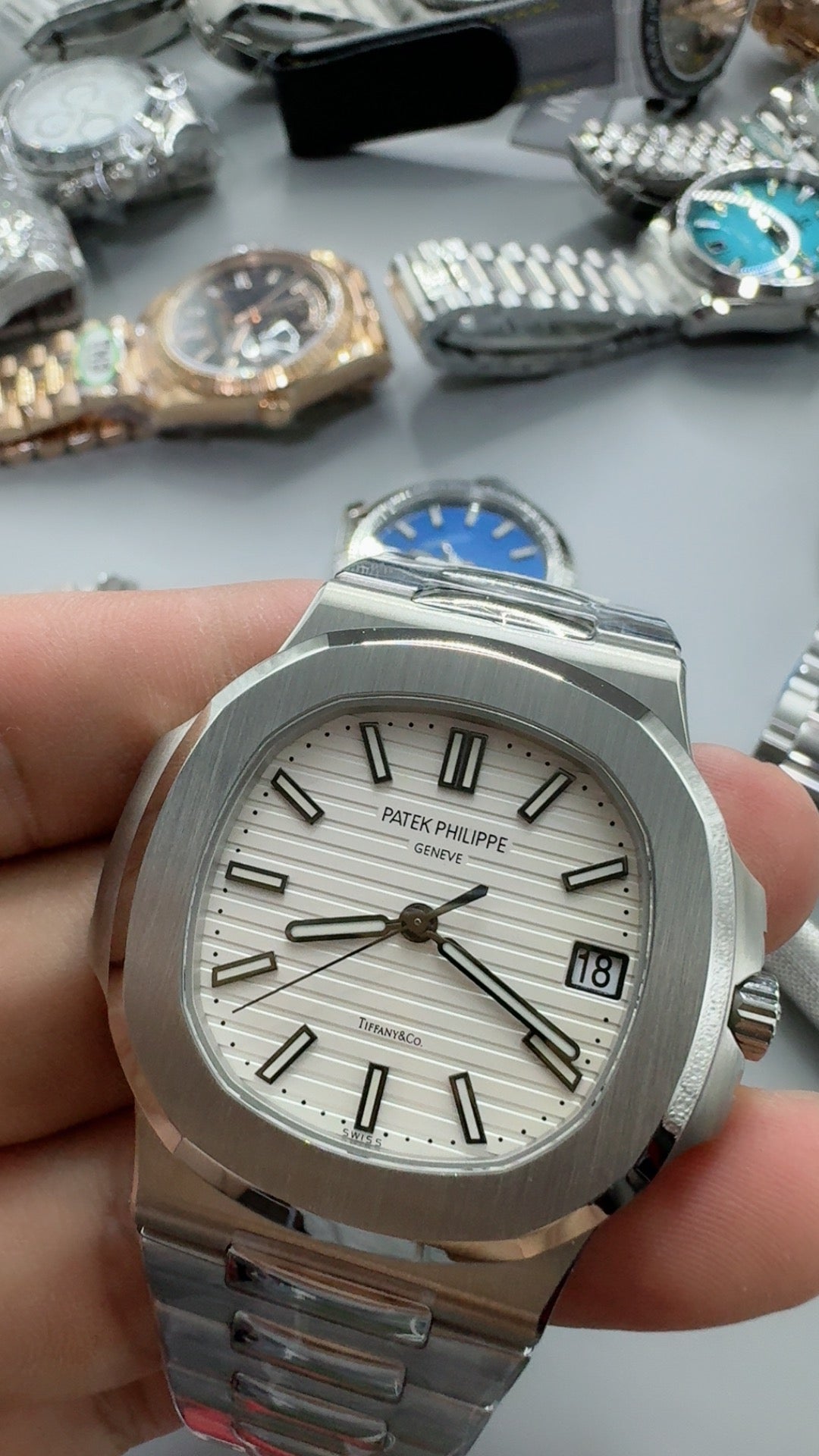 Patek Philippe Nautilus 5711 | 40MM | หน้าปัดสีขาวลายริ้ว | ตัวเรือนสแตนเลสสตีล | กลไกอัตโนมัติ Cal.324 S C