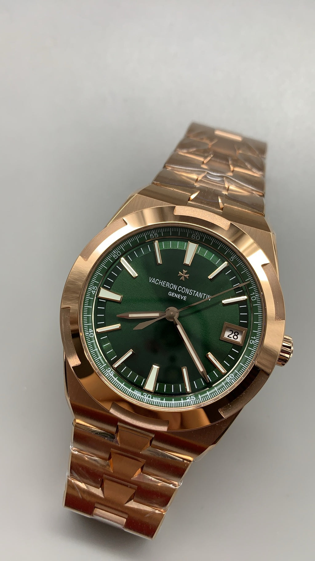 Vacheron Constantin Overseas 4500V | 41MM | ตัวเรือนสแตนเลสสตีลเคลือบสีโรสโกลด์ | ฟังก์ชันวันที่ | หน้าปัดสีน้ำตาลซันเบิร์สต์ | กลไกอัตโนมัติ Cal.5100