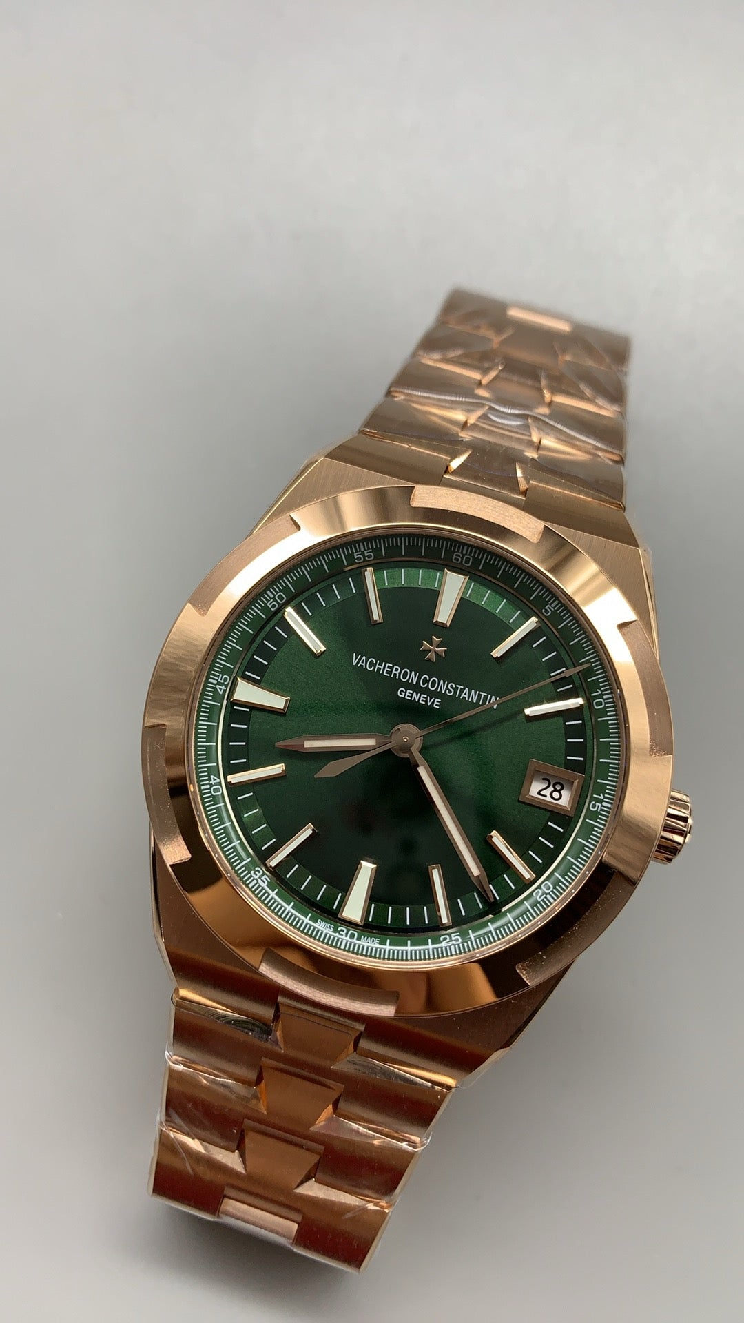 Vacheron Constantin Overseas 4500V | 41MM | ตัวเรือนสแตนเลสสตีลเคลือบสีโรสโกลด์ | ฟังก์ชันวันที่ | หน้าปัดสีน้ำตาลซันเบิร์สต์ | กลไกอัตโนมัติ Cal.5100