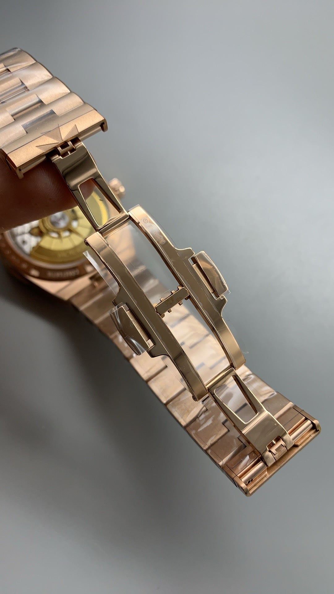 Vacheron Constantin Overseas 4500V | 41MM | ตัวเรือนสแตนเลสสตีลเคลือบสีโรสโกลด์ | ฟังก์ชันวันที่ | หน้าปัดสีน้ำตาลซันเบิร์สต์ | กลไกอัตโนมัติ Cal.5100