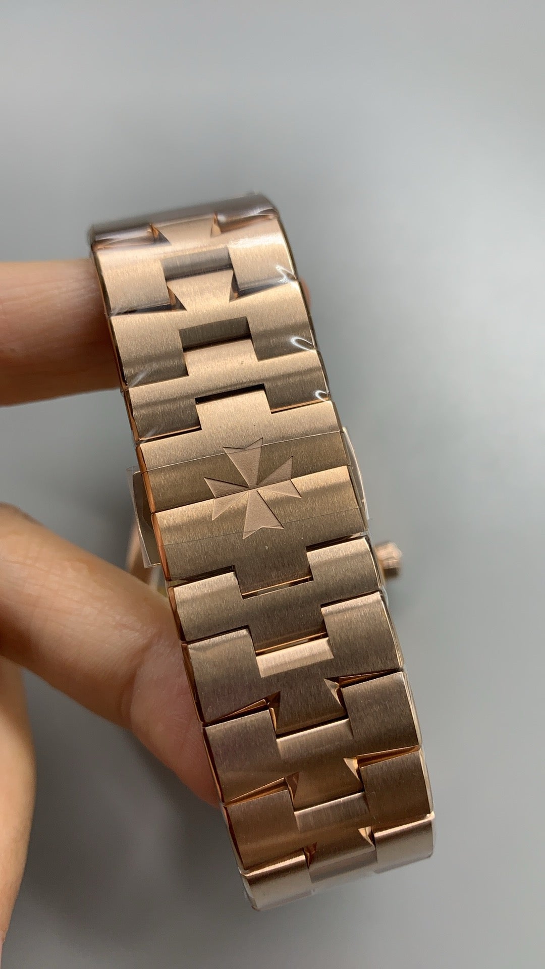 Vacheron Constantin Overseas 4500V | 41MM | ตัวเรือนสแตนเลสสตีลเคลือบสีโรสโกลด์ | ฟังก์ชันวันที่ | หน้าปัดสีน้ำตาลซันเบิร์สต์ | กลไกอัตโนมัติ Cal.5100