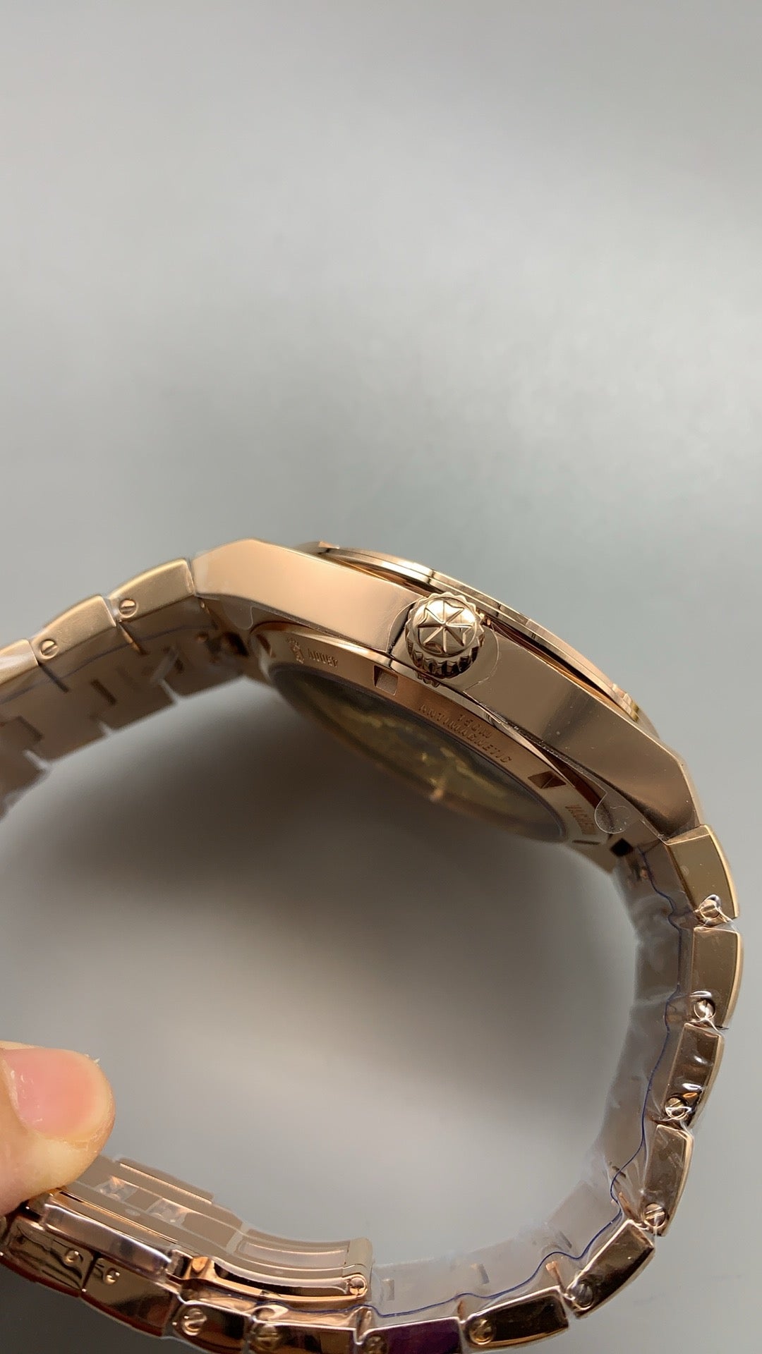 Vacheron Constantin Overseas 4500V | 41MM | ตัวเรือนสแตนเลสสตีลเคลือบสีโรสโกลด์ | ฟังก์ชันวันที่ | หน้าปัดสีน้ำตาลซันเบิร์สต์ | กลไกอัตโนมัติ Cal.5100