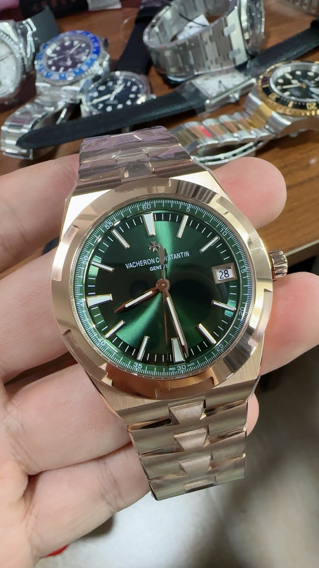 Vacheron Constantin Overseas 4500V | 41MM | ตัวเรือนสแตนเลสสตีลเคลือบสีโรสโกลด์ | ฟังก์ชันวันที่ | หน้าปัดสีน้ำตาลซันเบิร์สต์ | กลไกอัตโนมัติ Cal.5100