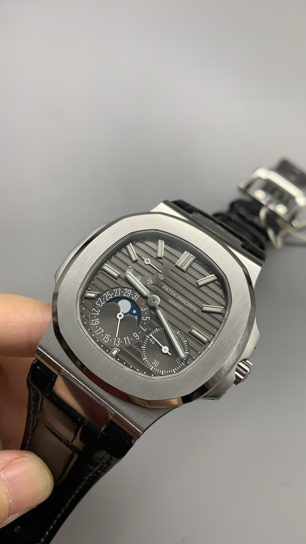 Patek Philippe Nautilus 5712 | 40MM | หน้าปัดสีเทาซันเรย์ | สายหนังจระเข้ | กลไกอัตโนมัติ Cal.240 PS IRM C LU