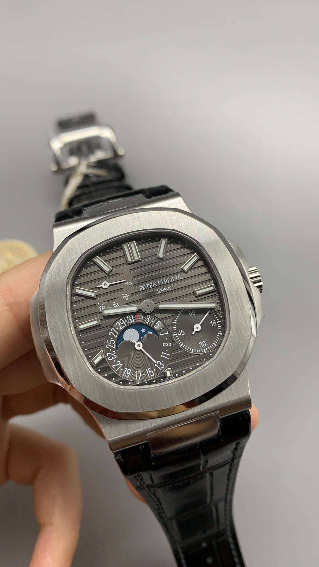 Patek Philippe Nautilus 5712 | 40MM | หน้าปัดสีเทาซันเรย์ | สายหนังจระเข้ | กลไกอัตโนมัติ Cal.240 PS IRM C LU