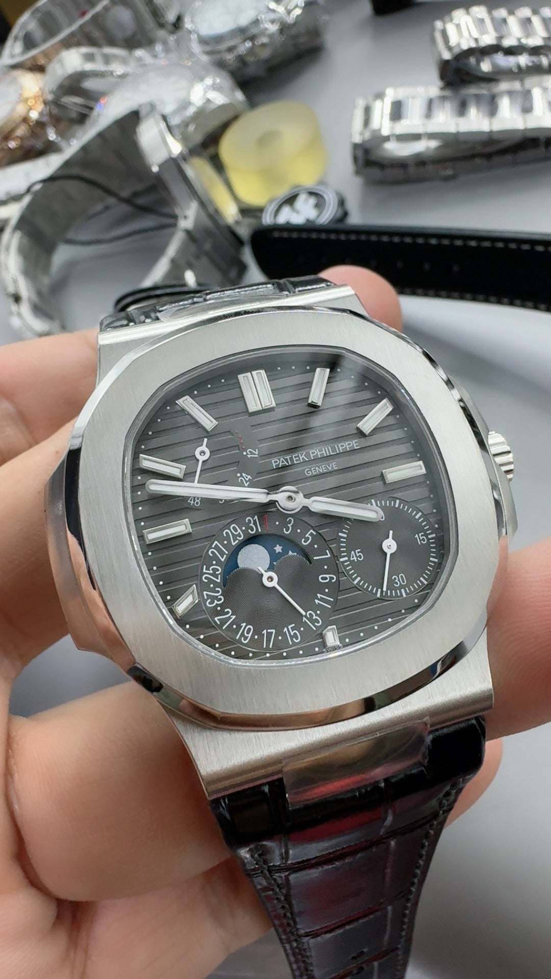 Patek Philippe Nautilus 5712 | 40MM | หน้าปัดสีเทาซันเรย์ | สายหนังจระเข้ | กลไกอัตโนมัติ Cal.240 PS IRM C LU