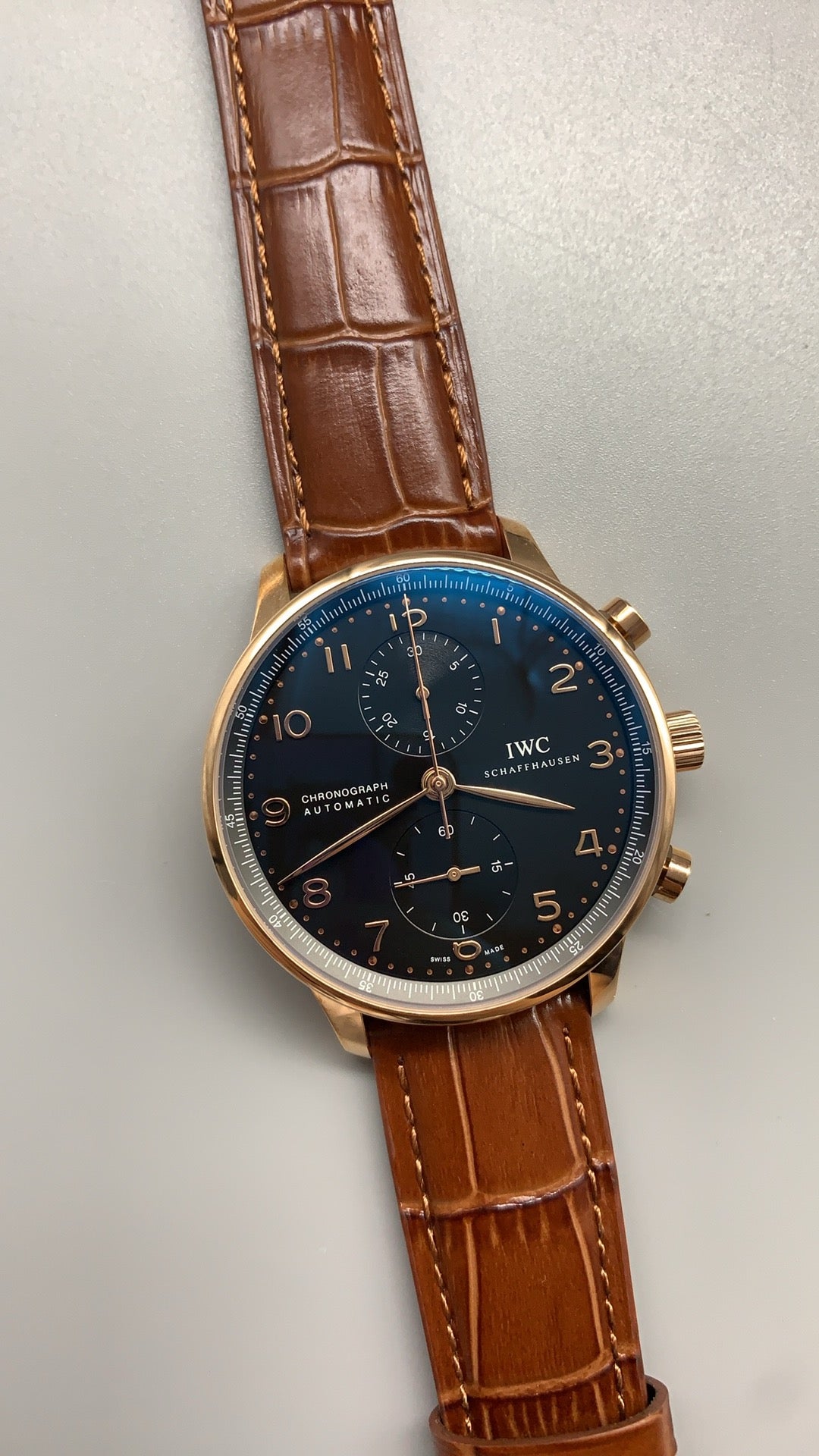 IWC Portugieser Chronograph | 41MM | ตัวเรือนโทนโรสโกลด์ | ฟังก์ชันจับเวลา | หน้าปัดสีน้ำเงิน | สายหนังจระเข้สีน้ำตาล | กลไกอัตโนมัติ Cal.69355