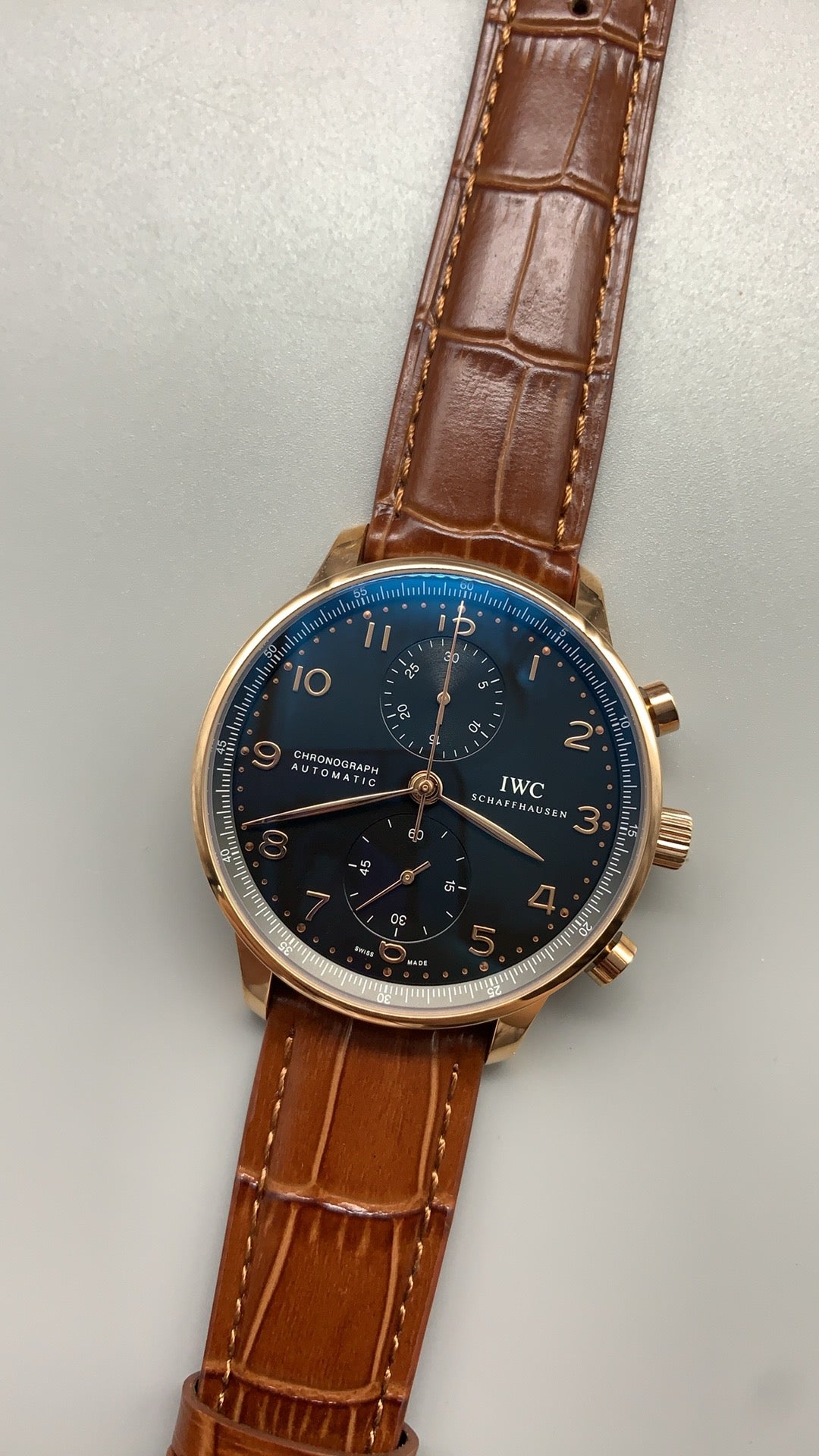 IWC Portugieser Chronograph | 41MM | ตัวเรือนโทนโรสโกลด์ | ฟังก์ชันจับเวลา | หน้าปัดสีน้ำเงิน | สายหนังจระเข้สีน้ำตาล | กลไกอัตโนมัติ Cal.69355