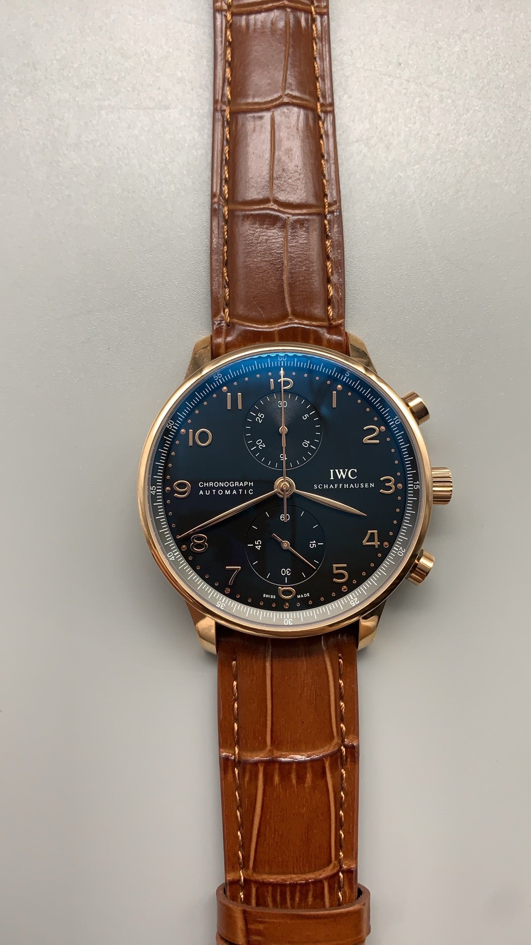 IWC Portugieser Chronograph | 41MM | ตัวเรือนโทนโรสโกลด์ | ฟังก์ชันจับเวลา | หน้าปัดสีน้ำเงิน | สายหนังจระเข้สีน้ำตาล | กลไกอัตโนมัติ Cal.69355