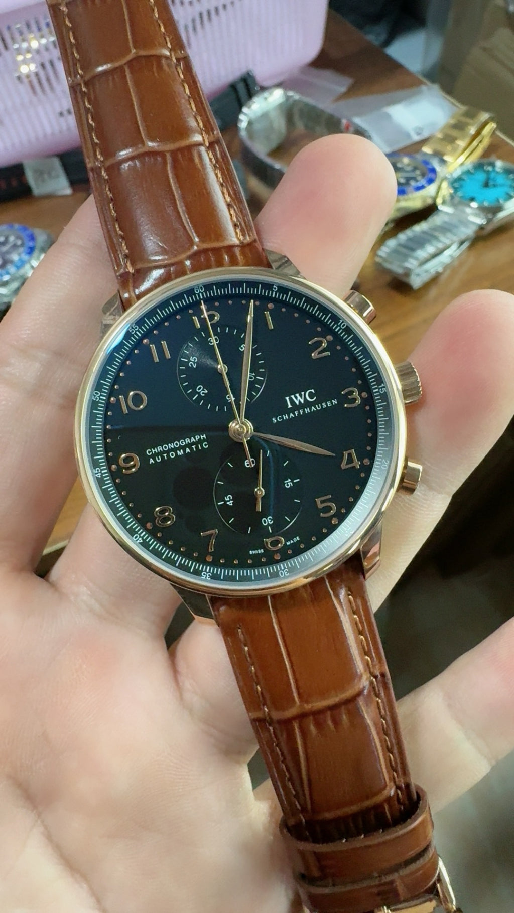 IWC Portugieser Chronograph | 41MM | ตัวเรือนโทนโรสโกลด์ | ฟังก์ชันจับเวลา | หน้าปัดสีน้ำเงิน | สายหนังจระเข้สีน้ำตาล | กลไกอัตโนมัติ Cal.69355