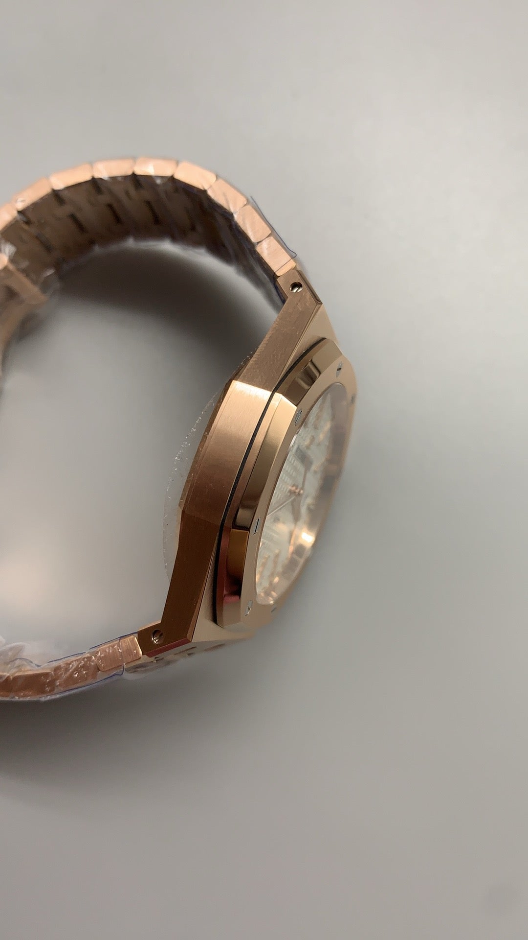 Audemars Piguet Royal Oak 15400 | 41MM | ตัวเรือนสแตนเลสสตีลเคลือบสีโรสโกลด์แบบ PVD | หน้าปัดสีขาว | กลไกอัตโนมัติ Cal.3120