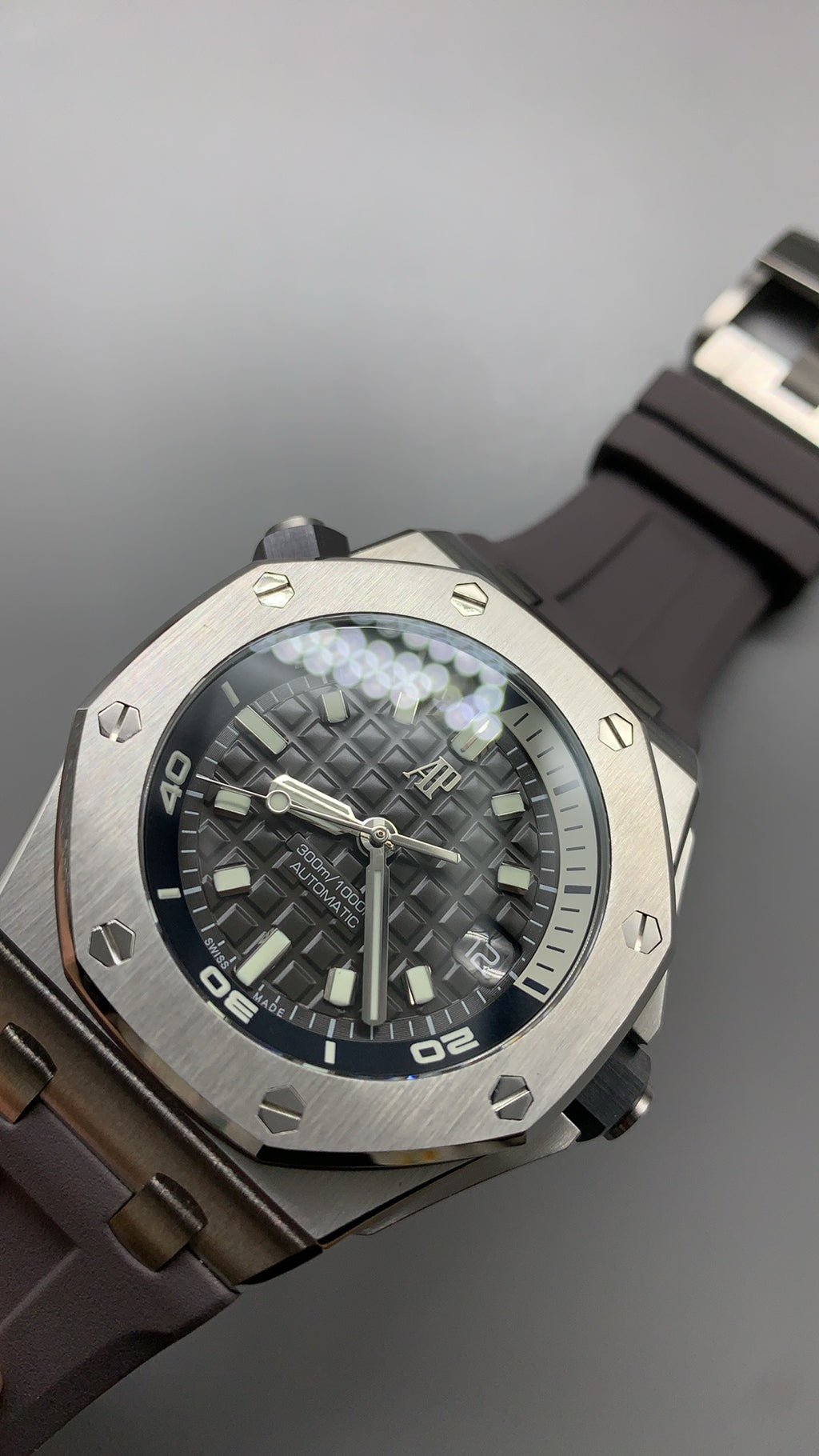 Audemars Piguet Royal Oak Offshore Diver 15720ST | 42MM | ตัวเรือนสแตนเลสสตีล | หน้าปัดสีเทา | สายยางถอดเปลี่ยนเร็ว | กลไกอัตโนมัติ Cal.4308