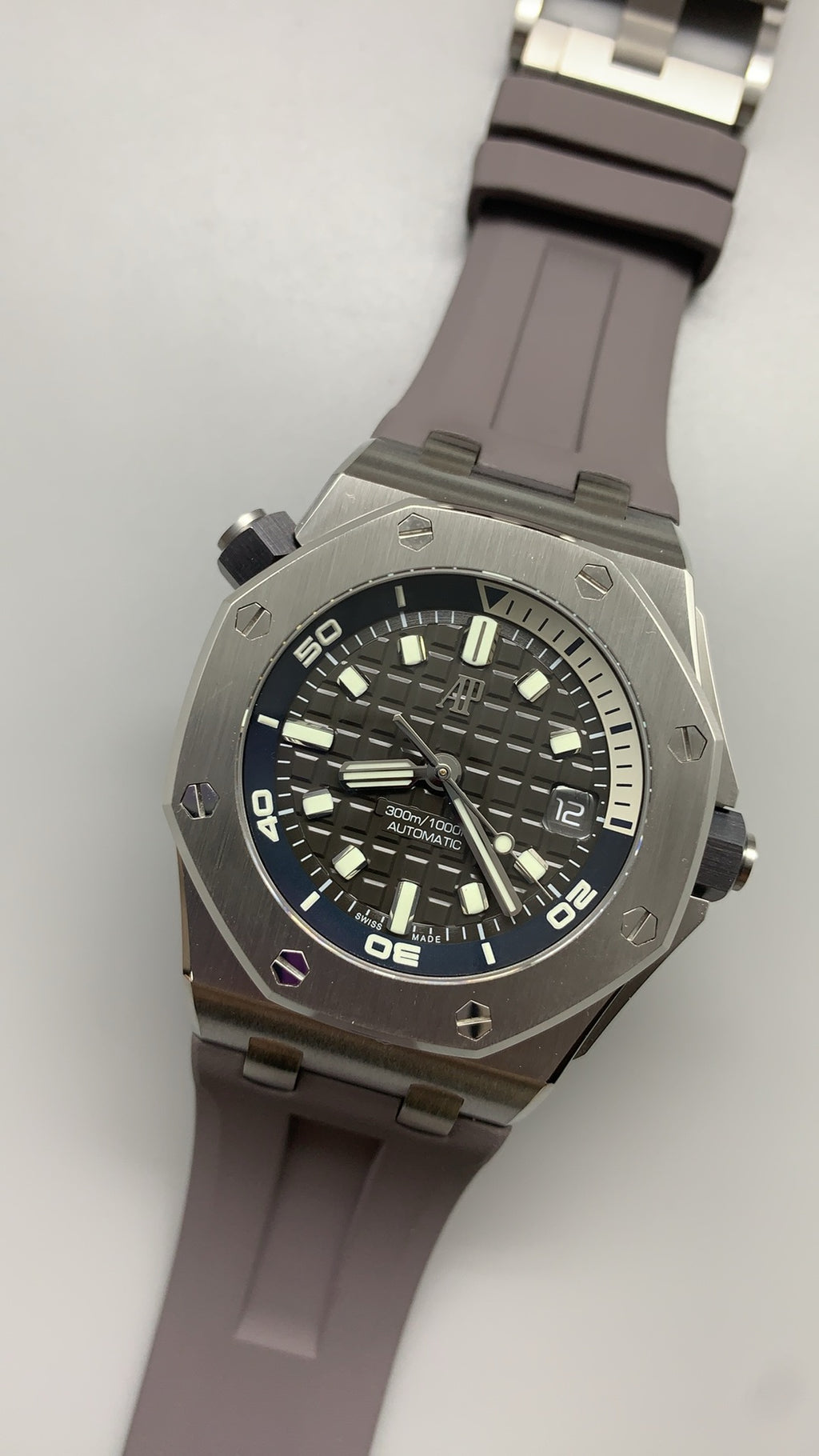 Audemars Piguet Royal Oak Offshore Diver 15720ST | 42MM | ตัวเรือนสแตนเลสสตีล | หน้าปัดสีเทา | สายยางถอดเปลี่ยนเร็ว | กลไกอัตโนมัติ Cal.4308