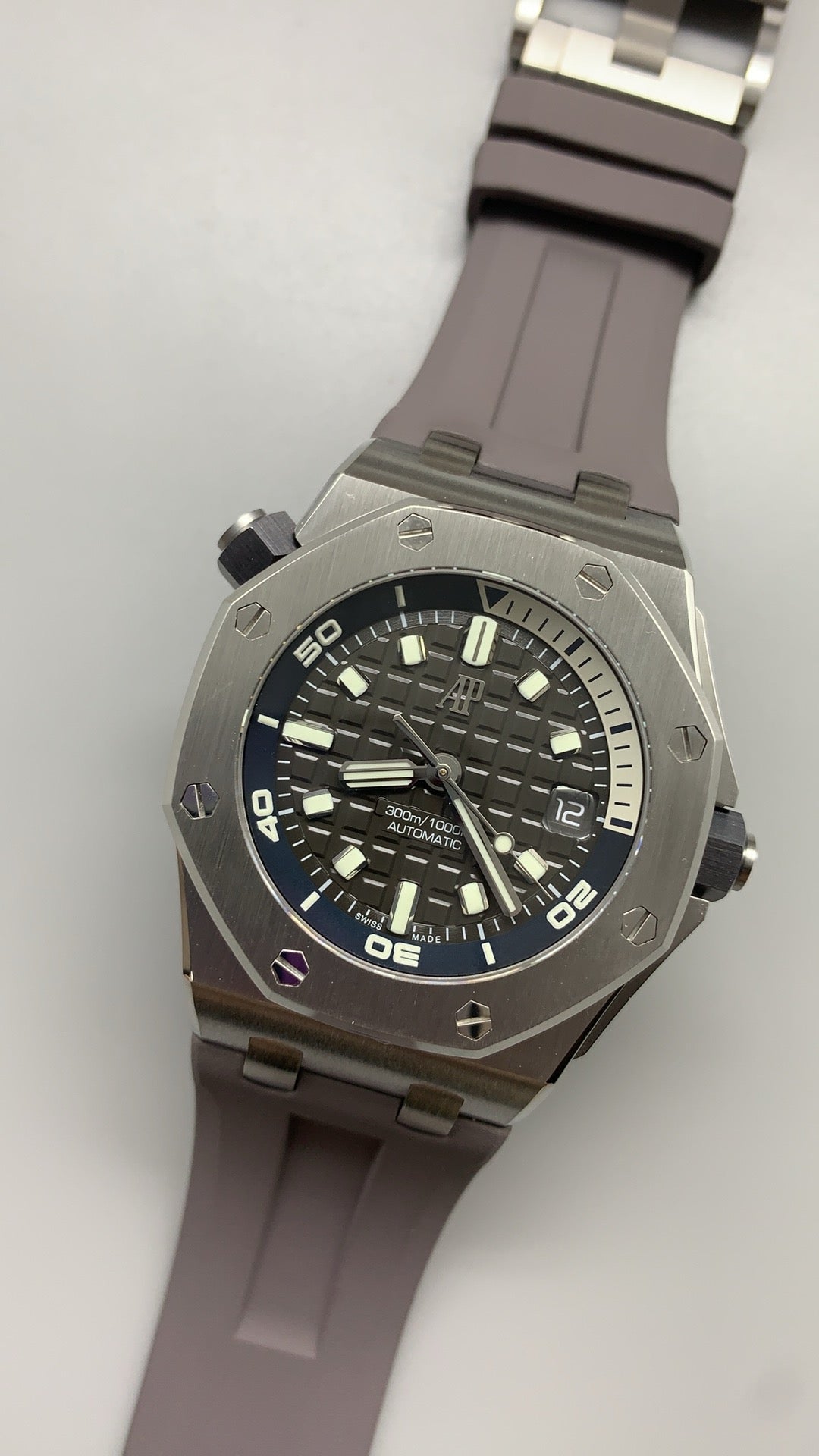 Audemars Piguet Royal Oak Offshore Diver 15720ST | 42MM | ตัวเรือนสแตนเลสสตีล | หน้าปัดสีเทา | สายยางถอดเปลี่ยนเร็ว | กลไกอัตโนมัติ Cal.4308