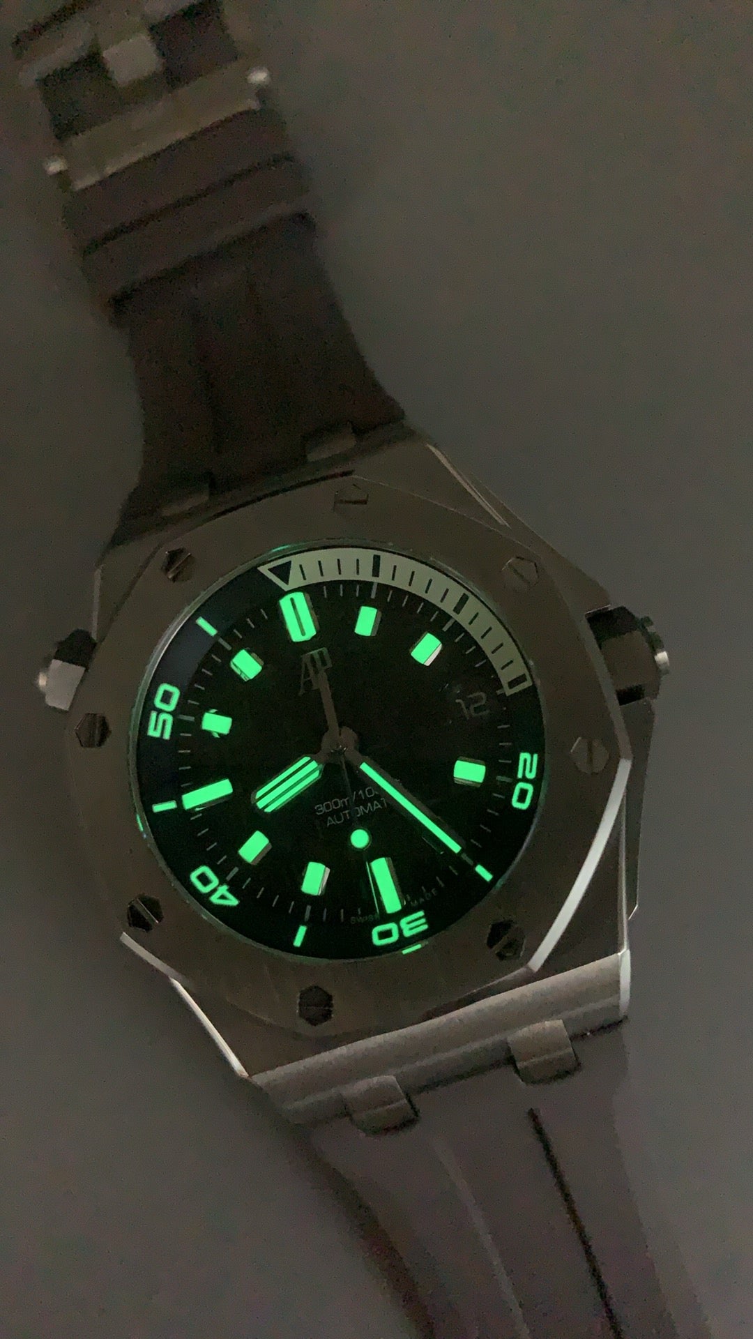 Audemars Piguet Royal Oak Offshore Diver 15720ST | 42MM | ตัวเรือนสแตนเลสสตีล | หน้าปัดสีเทา | สายยางถอดเปลี่ยนเร็ว | กลไกอัตโนมัติ Cal.4308