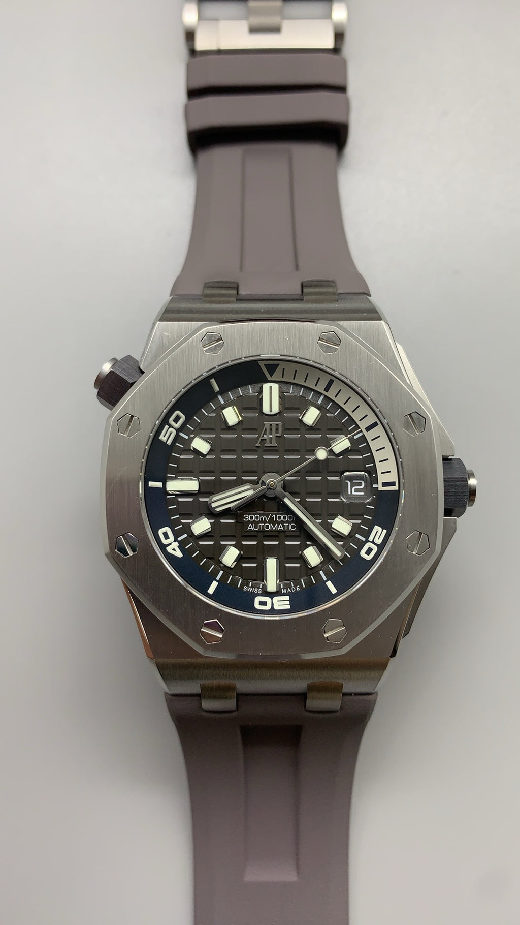 Audemars Piguet Royal Oak Offshore Diver 15720ST | 42MM | ตัวเรือนสแตนเลสสตีล | หน้าปัดสีเทา | สายยางถอดเปลี่ยนเร็ว | กลไกอัตโนมัติ Cal.4308