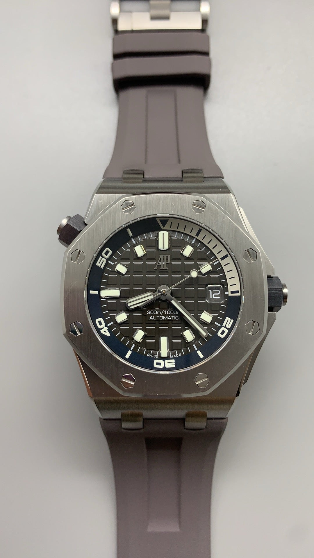 Audemars Piguet Royal Oak Offshore Diver 15720ST | 42MM | ตัวเรือนสแตนเลสสตีล | หน้าปัดสีเทา | สายยางถอดเปลี่ยนเร็ว | กลไกอัตโนมัติ Cal.4308