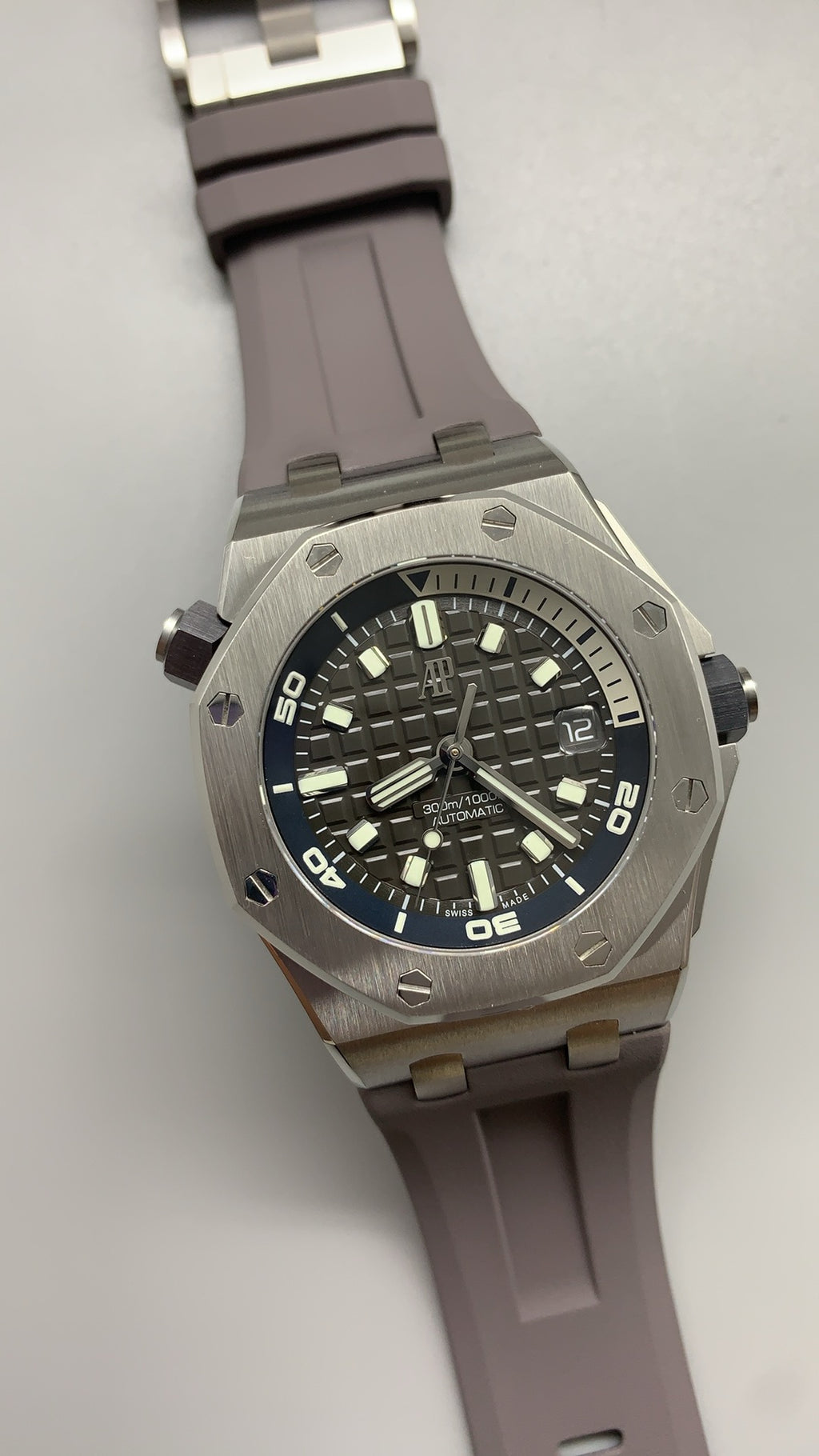 Audemars Piguet Royal Oak Offshore Diver 15720ST | 42MM | ตัวเรือนสแตนเลสสตีล | หน้าปัดสีเทา | สายยางถอดเปลี่ยนเร็ว | กลไกอัตโนมัติ Cal.4308