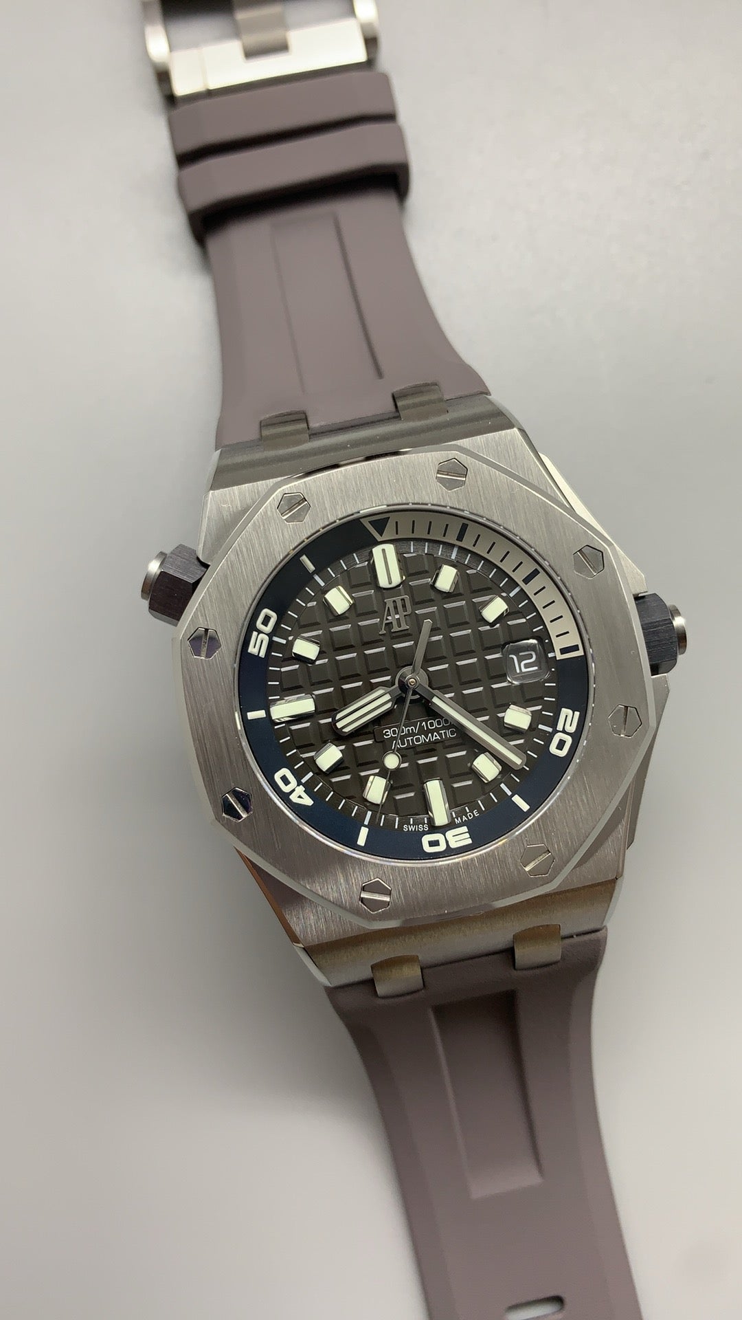 Audemars Piguet Royal Oak Offshore Diver 15720ST | 42MM | ตัวเรือนสแตนเลสสตีล | หน้าปัดสีเทา | สายยางถอดเปลี่ยนเร็ว | กลไกอัตโนมัติ Cal.4308
