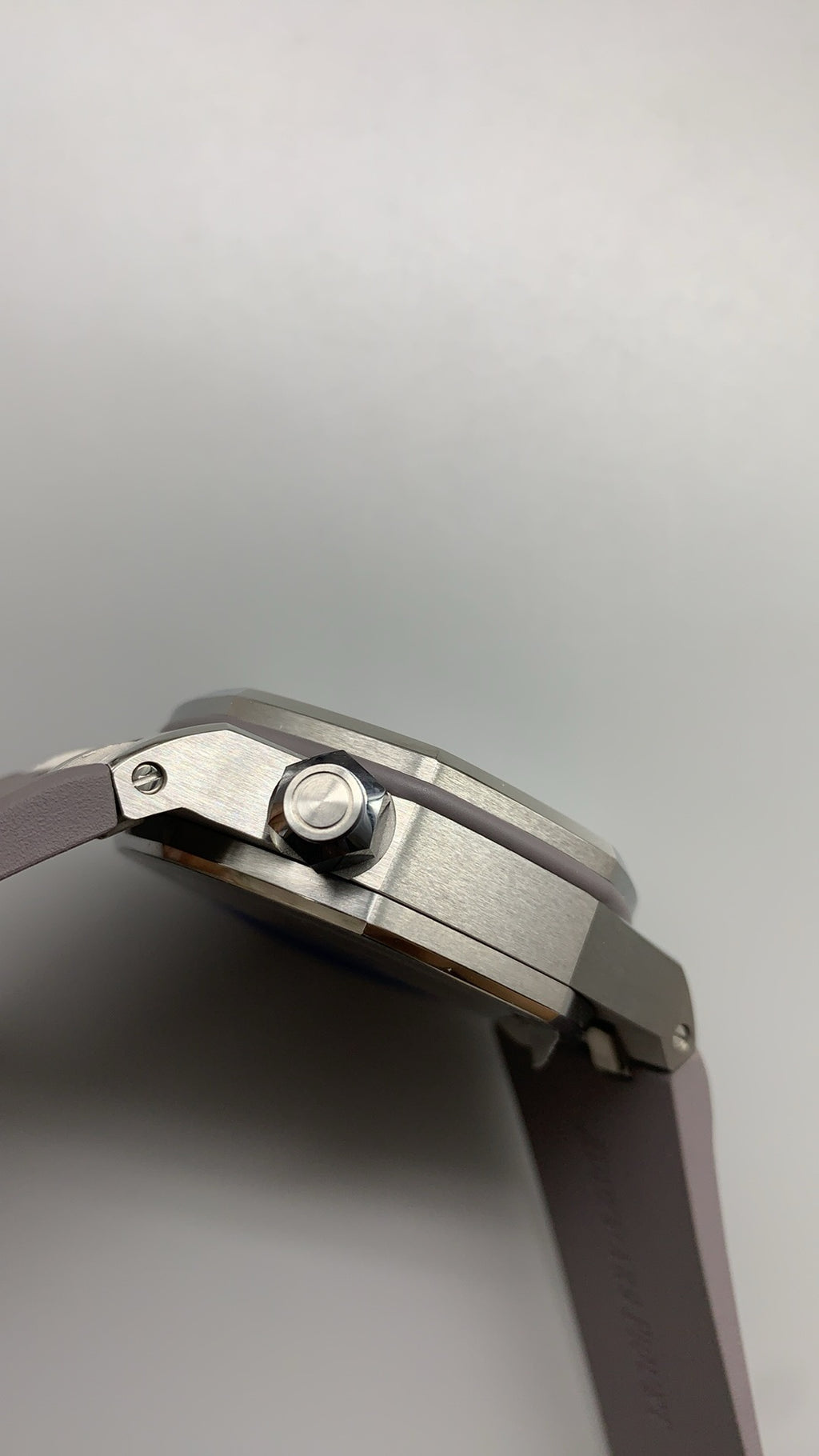 Audemars Piguet Royal Oak Offshore Diver 15720ST | 42MM | ตัวเรือนสแตนเลสสตีล | หน้าปัดสีเทา | สายยางถอดเปลี่ยนเร็ว | กลไกอัตโนมัติ Cal.4308