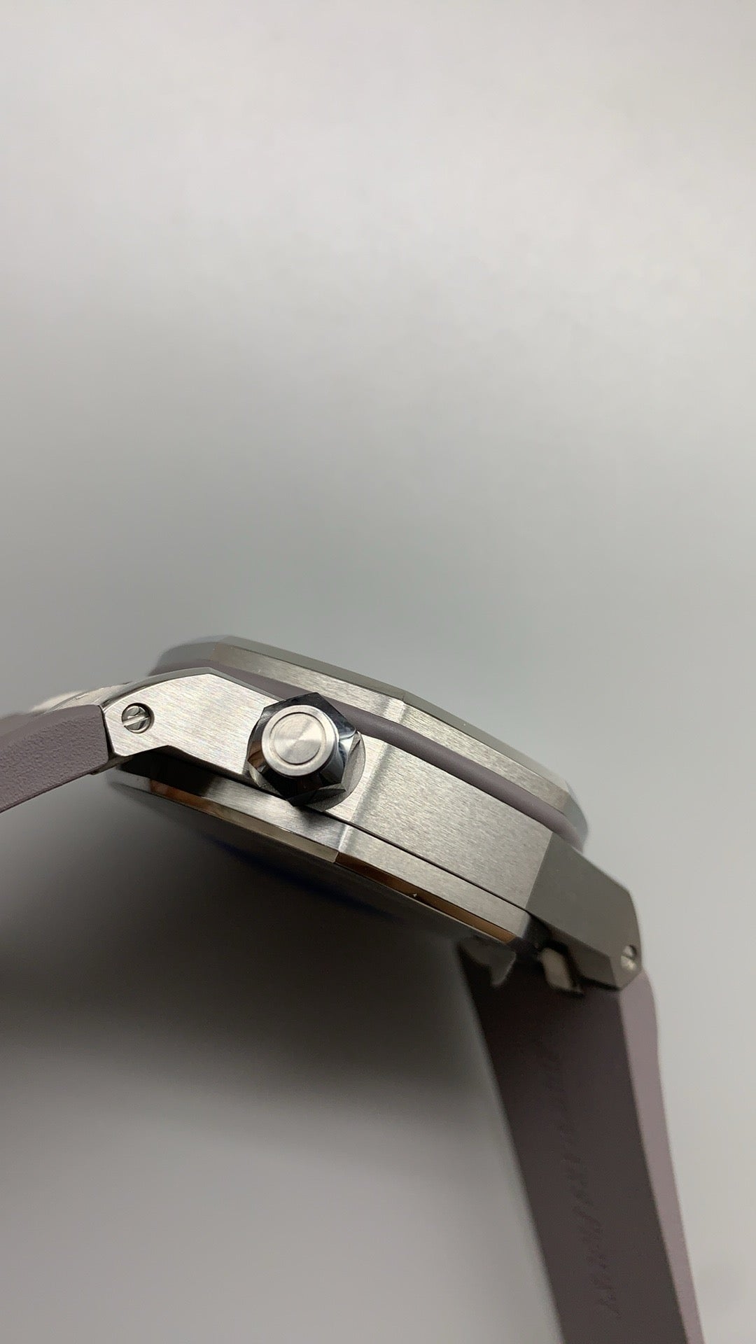 Audemars Piguet Royal Oak Offshore Diver 15720ST | 42MM | ตัวเรือนสแตนเลสสตีล | หน้าปัดสีเทา | สายยางถอดเปลี่ยนเร็ว | กลไกอัตโนมัติ Cal.4308