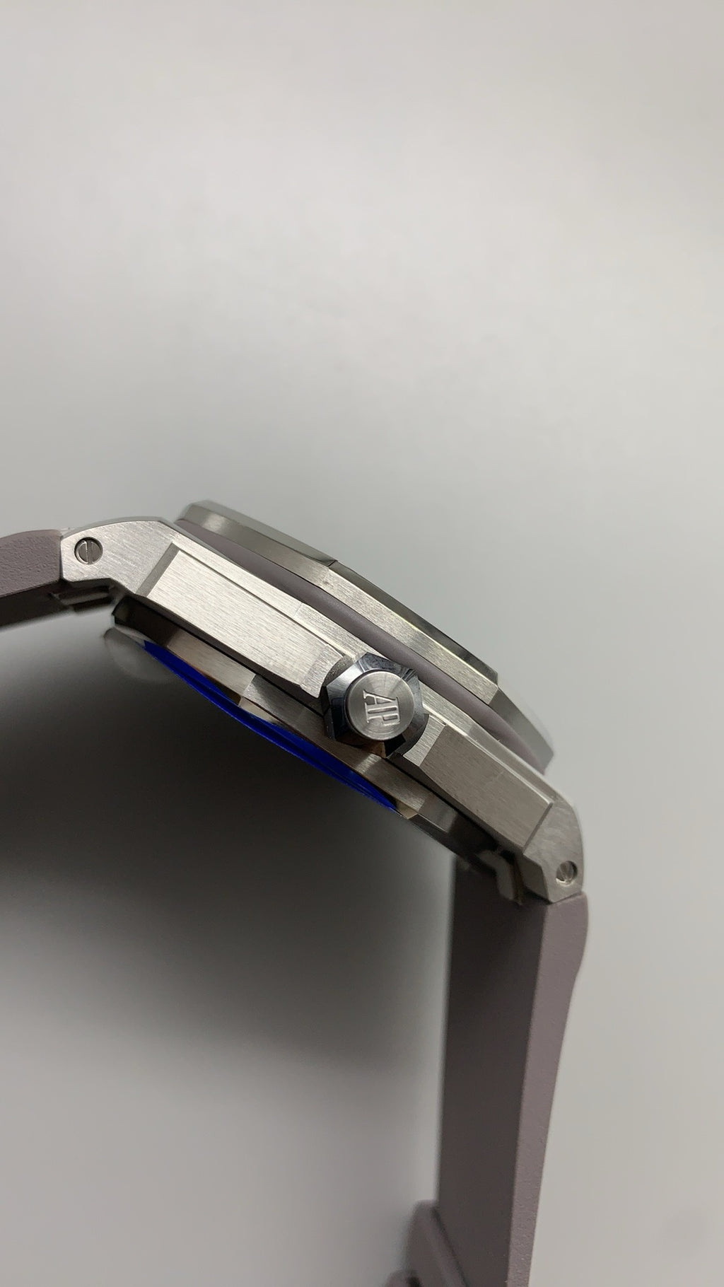 Audemars Piguet Royal Oak Offshore Diver 15720ST | 42MM | ตัวเรือนสแตนเลสสตีล | หน้าปัดสีเทา | สายยางถอดเปลี่ยนเร็ว | กลไกอัตโนมัติ Cal.4308