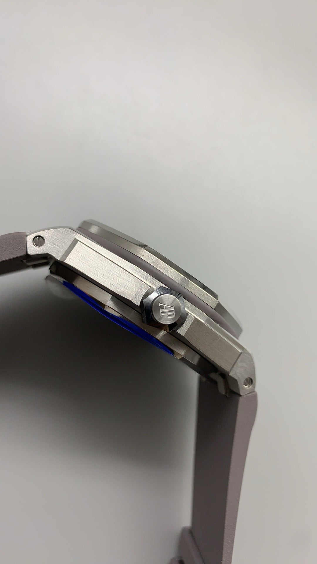 Audemars Piguet Royal Oak Offshore Diver 15720ST | 42MM | ตัวเรือนสแตนเลสสตีล | หน้าปัดสีเทา | สายยางถอดเปลี่ยนเร็ว | กลไกอัตโนมัติ Cal.4308