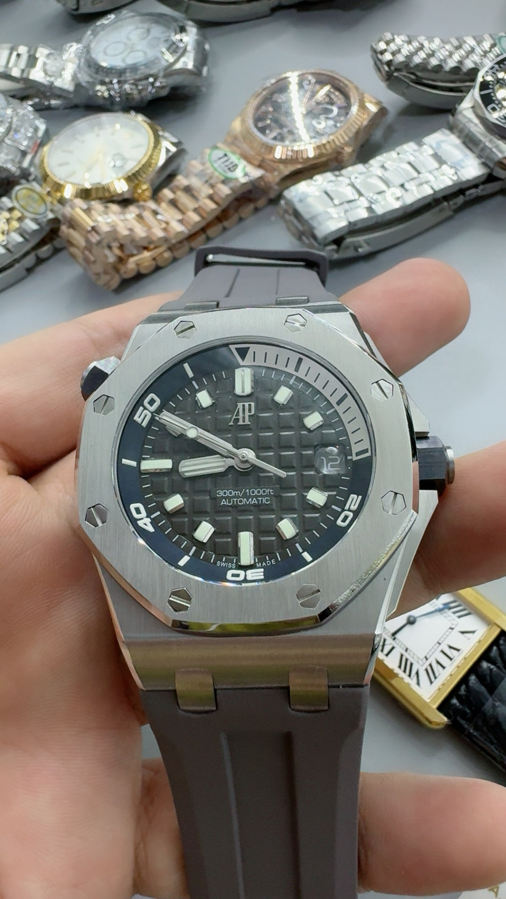 Audemars Piguet Royal Oak Offshore Diver 15720ST | 42MM | ตัวเรือนสแตนเลสสตีล | หน้าปัดสีเทา | สายยางถอดเปลี่ยนเร็ว | กลไกอัตโนมัติ Cal.4308