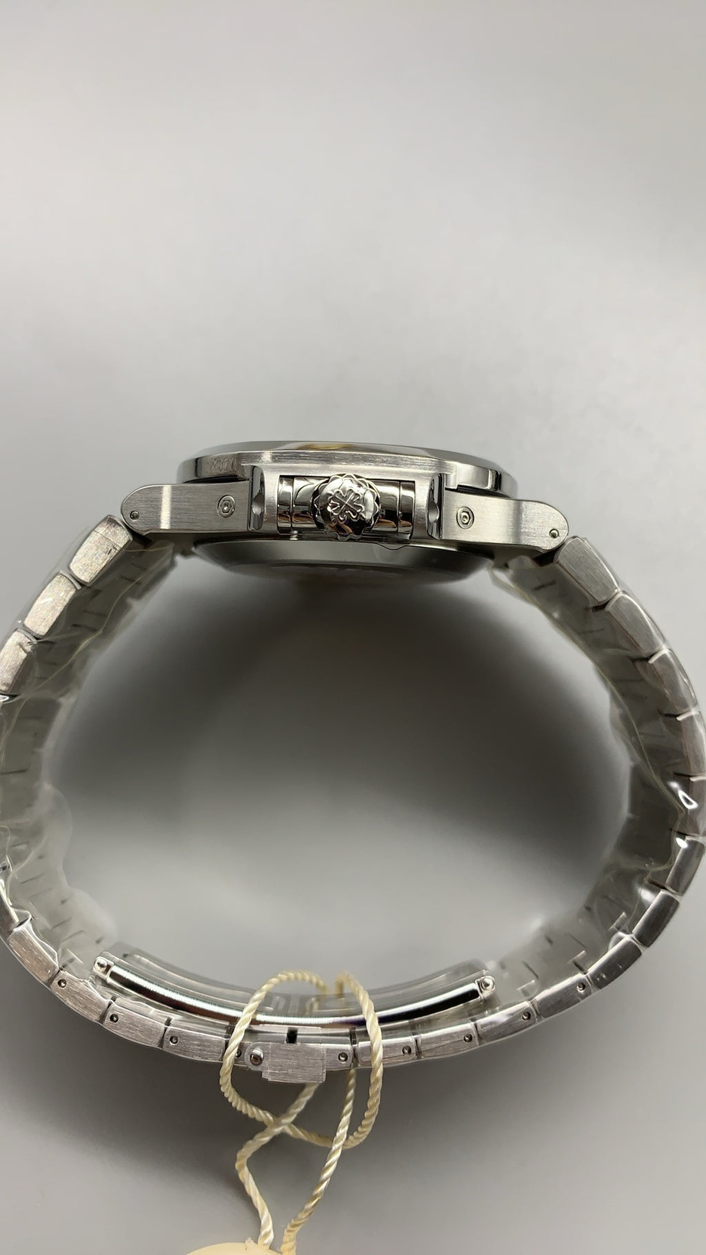 Patek Philippe Nautilus 5726 | 40.5MM | หน้าปัดสีขาวลายริ้ว | ปฏิทินประจำปี + ข้างขึ้นข้างแรม | กลไกอัตโนมัติ Cal.324 S QA LU 24H/303