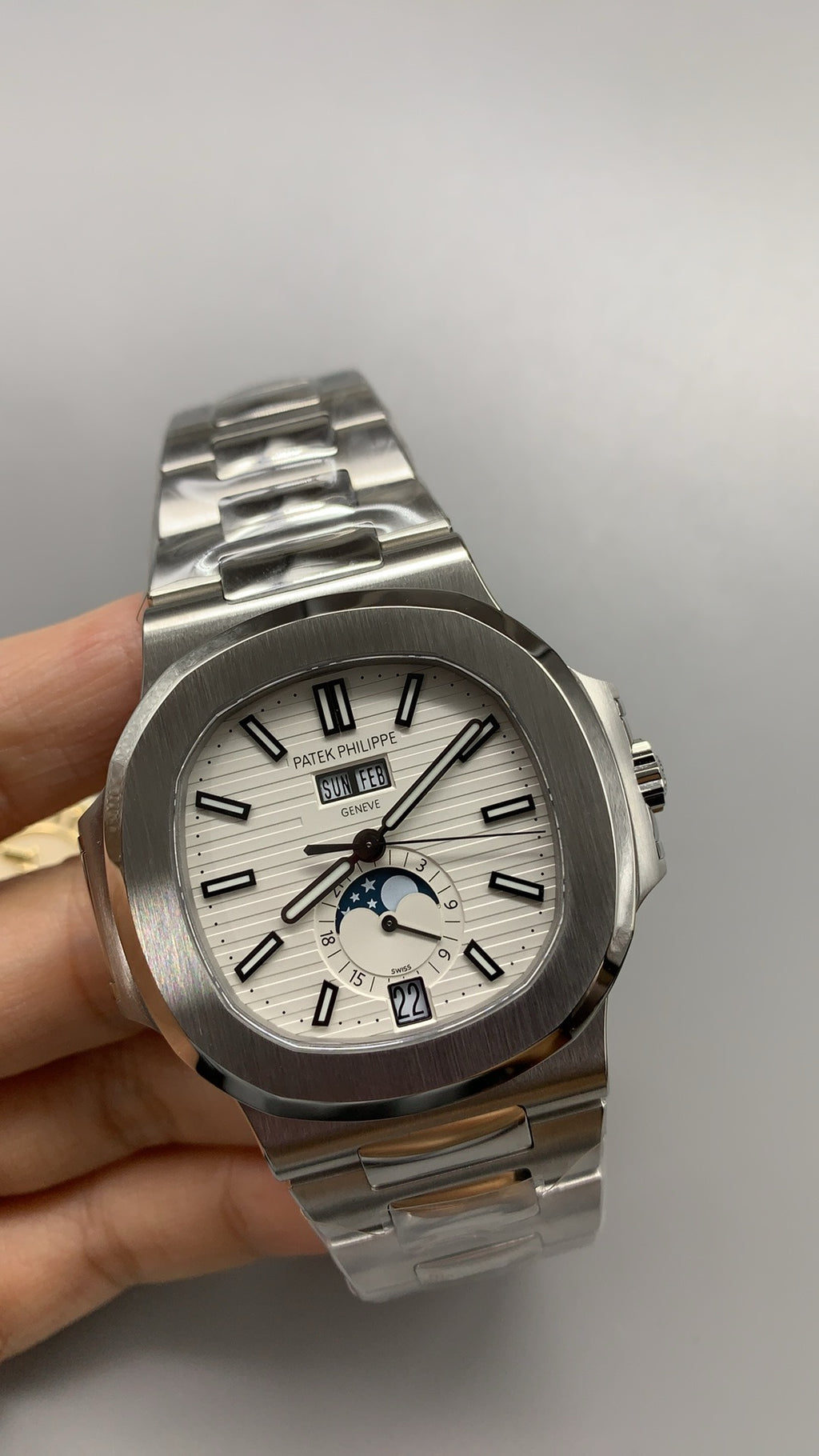 Patek Philippe Nautilus 5726 | 40.5MM | หน้าปัดสีขาวลายริ้ว | ปฏิทินประจำปี + ข้างขึ้นข้างแรม | กลไกอัตโนมัติ Cal.324 S QA LU 24H/303