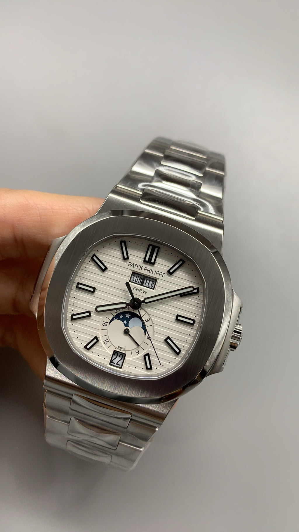 Patek Philippe Nautilus 5726 | 40.5MM | หน้าปัดสีขาวลายริ้ว | ปฏิทินประจำปี + ข้างขึ้นข้างแรม | กลไกอัตโนมัติ Cal.324 S QA LU 24H/303