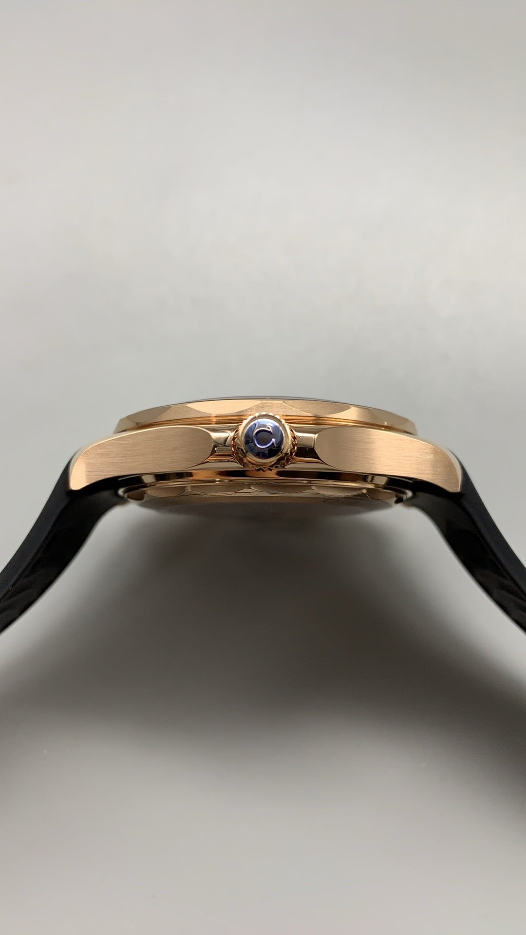 Omega Seamaster Diver 300M 42MM | กลไกอัตโนมัติ Co-Axial Master Chronometer ขนาดตัวเรือน: 42 มม.