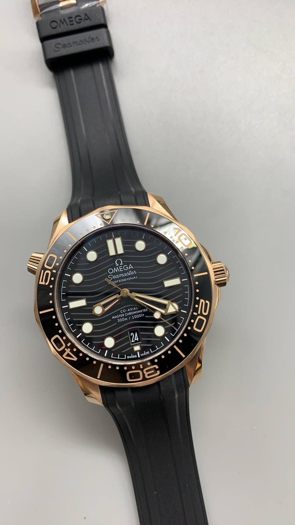 Omega Seamaster Diver 300M 42MM | กลไกอัตโนมัติ Co-Axial Master Chronometer ขนาดตัวเรือน: 42 มม.