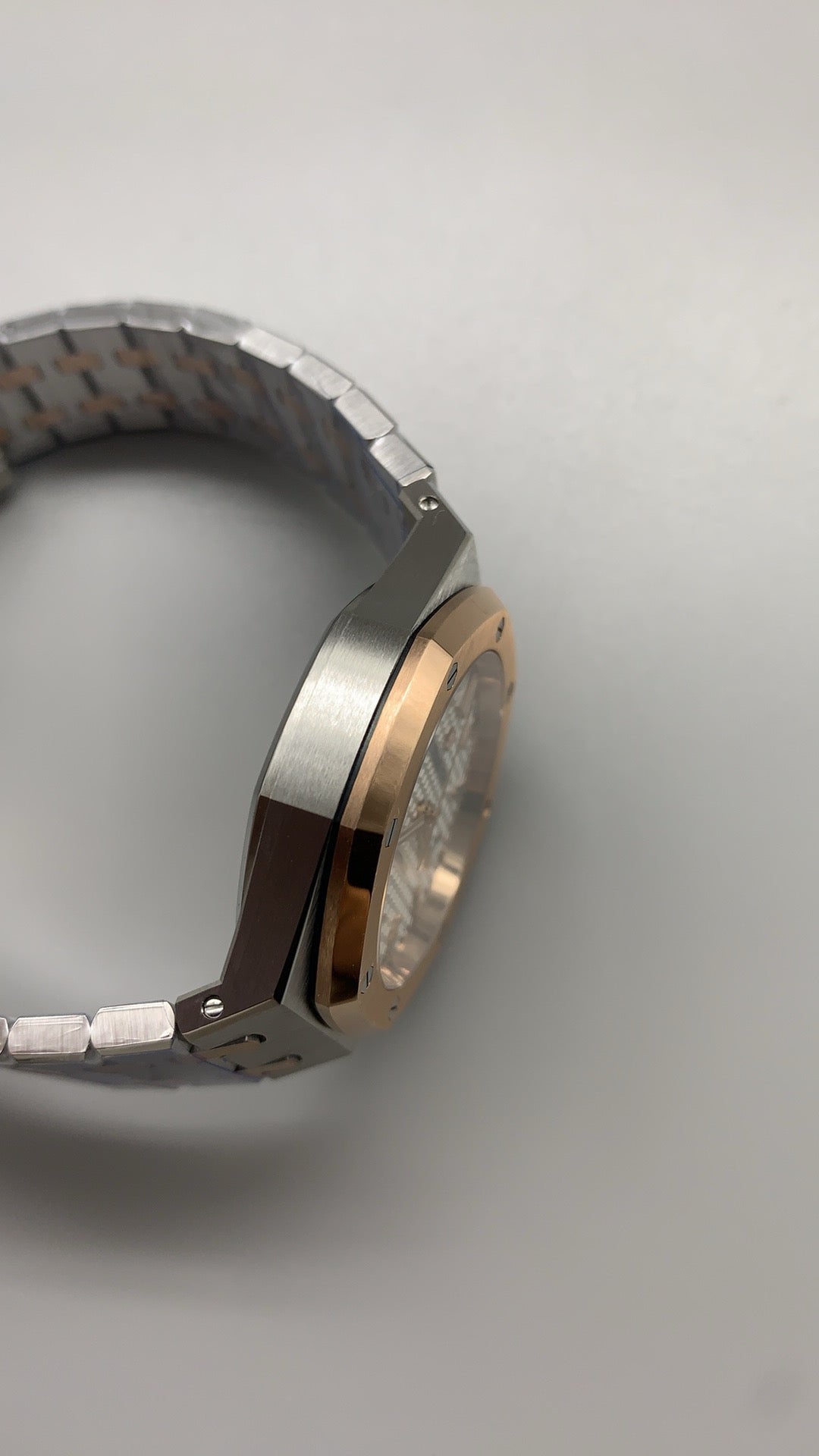 Audemars Piguet Royal Oak 15451SR | 37MM | ตัวเรือนทูโทนสแตนเลสสตีล+เคลือบสีโรสโกลด์แบบ PVD | หน้าปัดสีขาวประดับเพชร | กลไกอัตโนมัติ Cal.3120