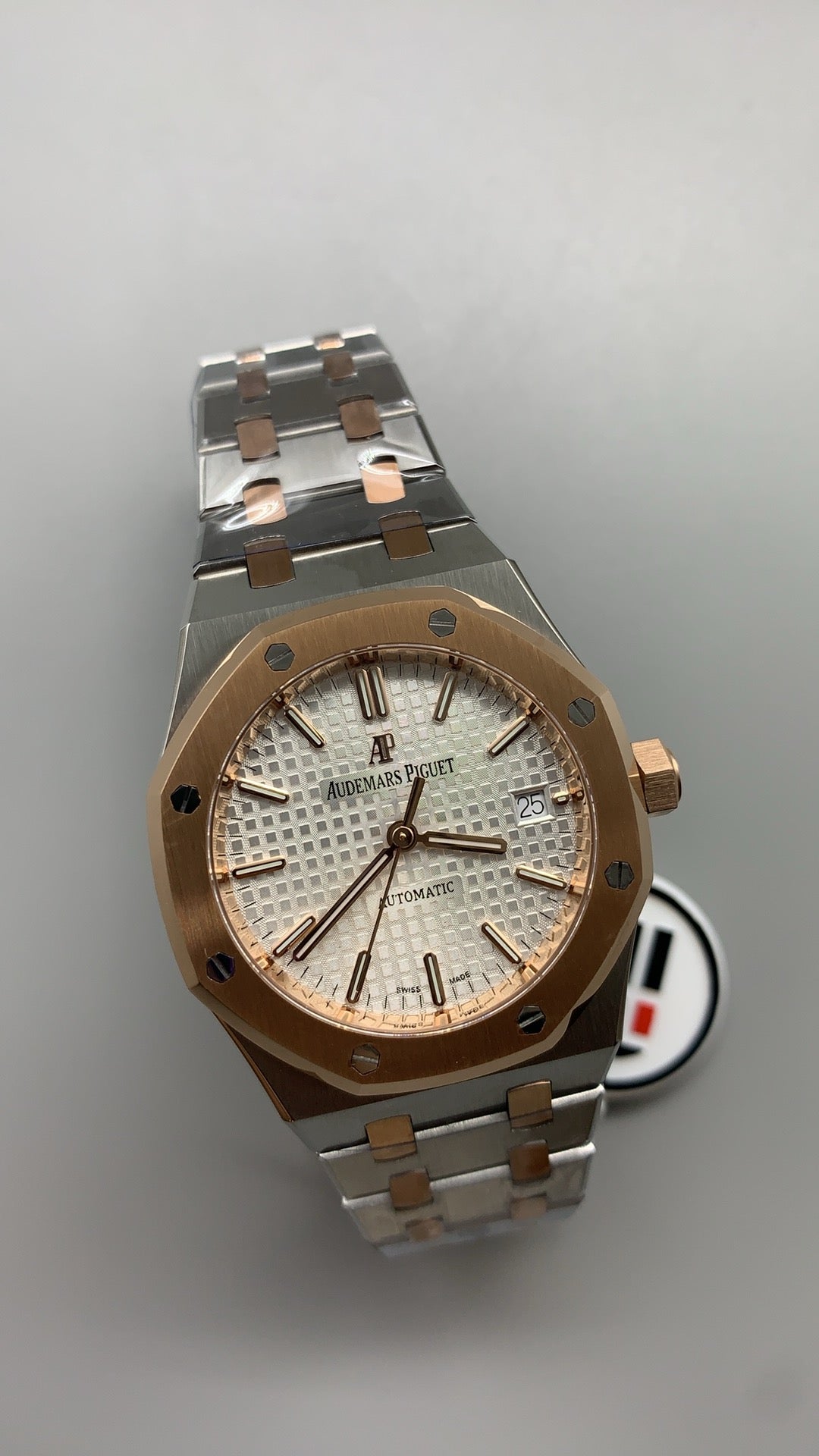Audemars Piguet Royal Oak 15451SR | 37MM | ตัวเรือนทูโทนสแตนเลสสตีล+เคลือบสีโรสโกลด์แบบ PVD | หน้าปัดสีขาวประดับเพชร | กลไกอัตโนมัติ Cal.3120