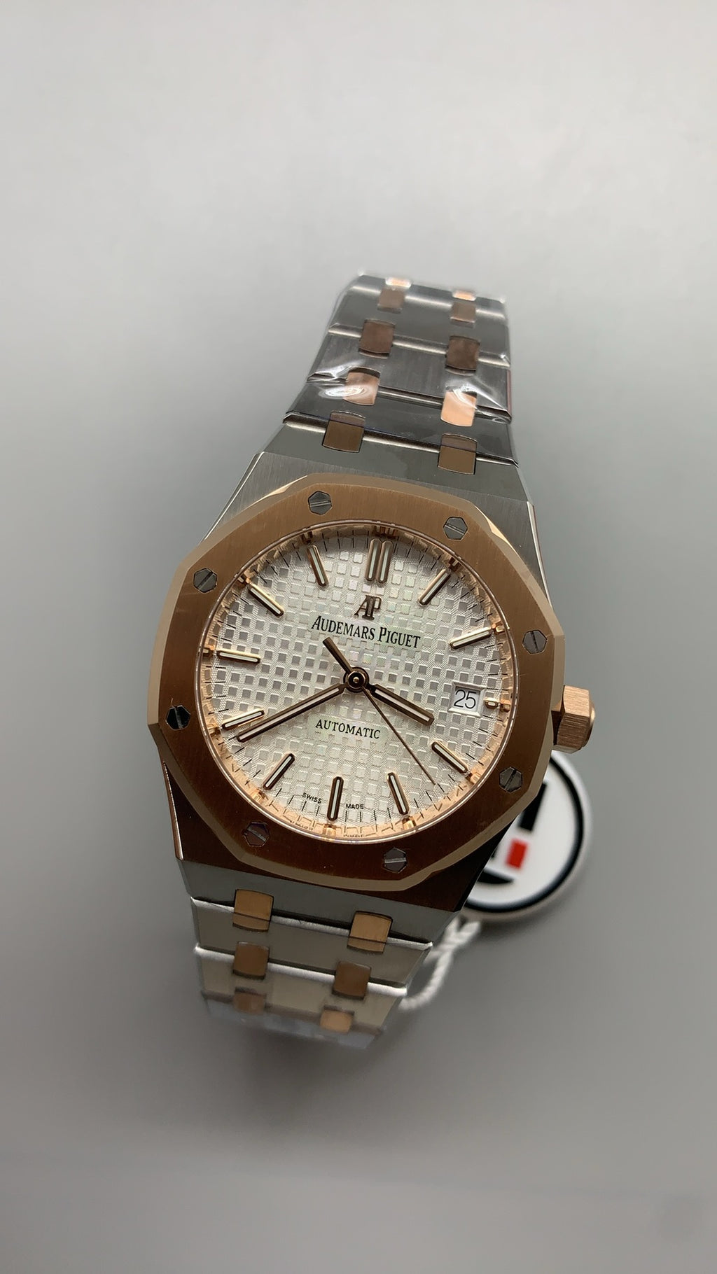 Audemars Piguet Royal Oak 15451SR | 37MM | ตัวเรือนทูโทนสแตนเลสสตีล+เคลือบสีโรสโกลด์แบบ PVD | หน้าปัดสีขาวประดับเพชร | กลไกอัตโนมัติ Cal.3120