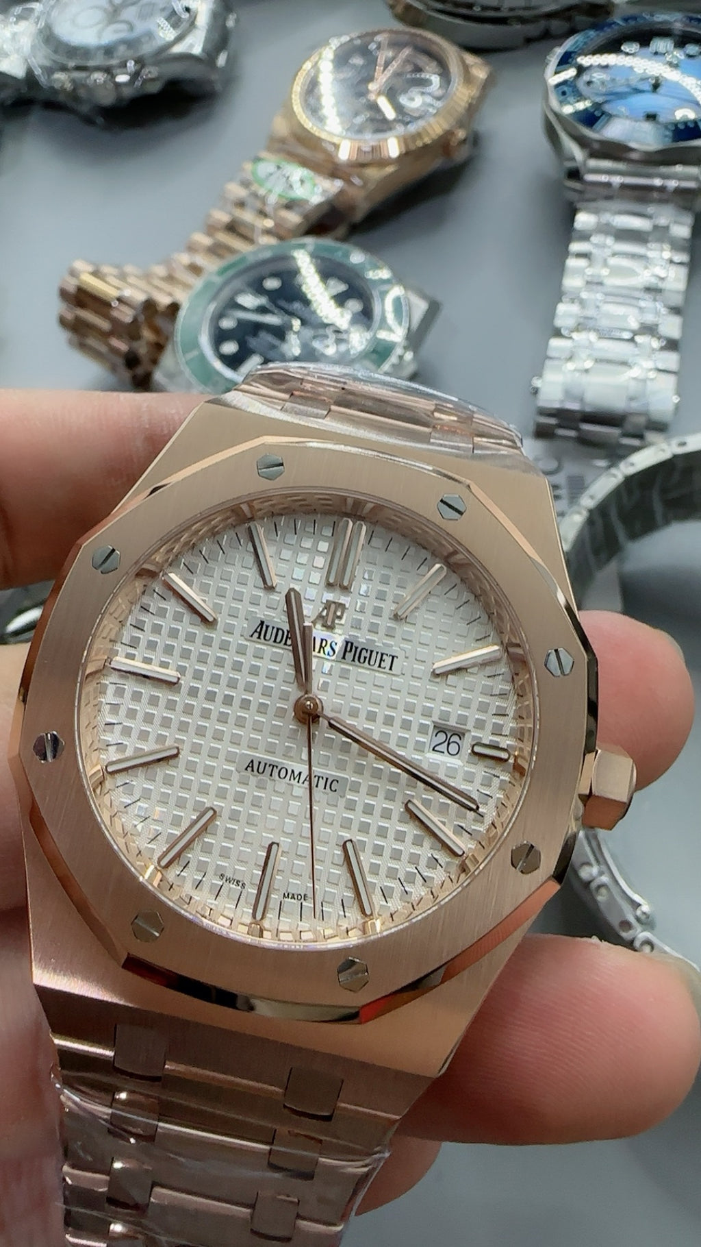 Audemars Piguet Royal Oak 15400 | 41MM | ตัวเรือนสแตนเลสสตีลเคลือบสีโรสโกลด์แบบ PVD | หน้าปัดสีขาว | กลไกอัตโนมัติ Cal.3120