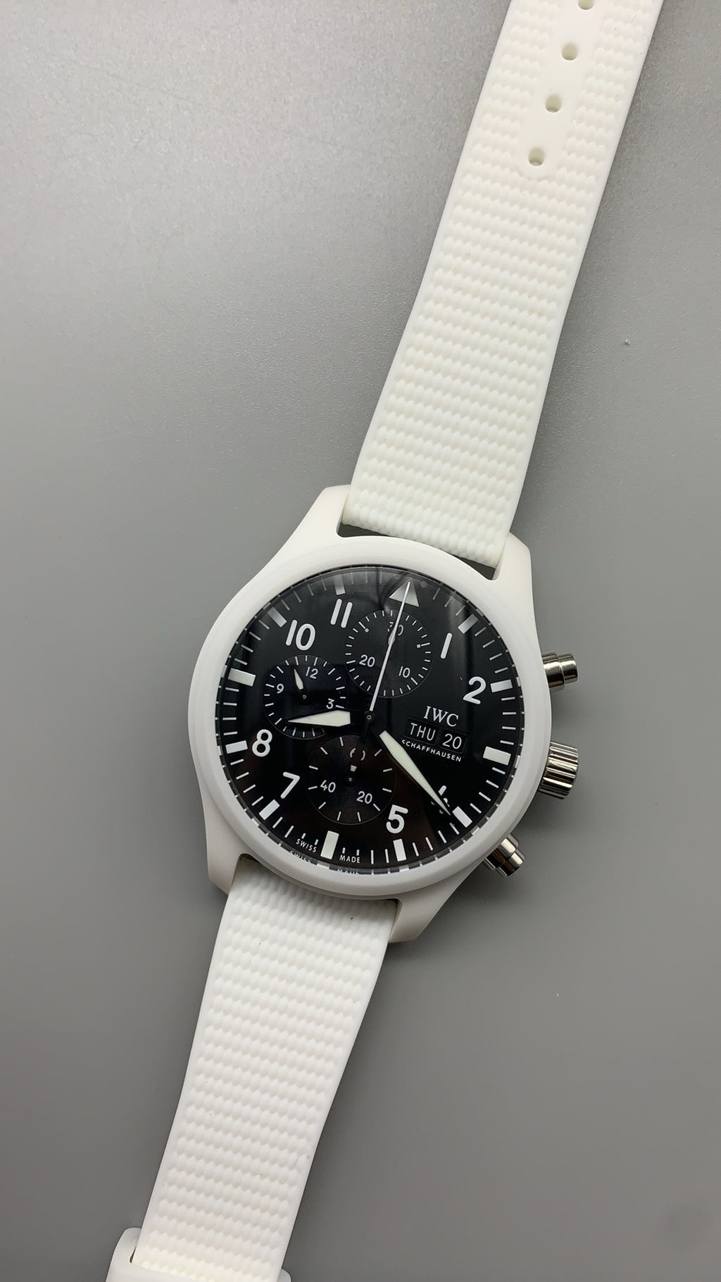 IWC Pilot's Watch Chronograph TOP GUN Lake Tahoe | 44.5MM | ตัวเรือนเซรามิกสีขาว | ฟังก์ชันจับเวลา | หน้าปัดสีดำ | สายยางสีขาว | กลไกอัตโนมัติ Cal.69380