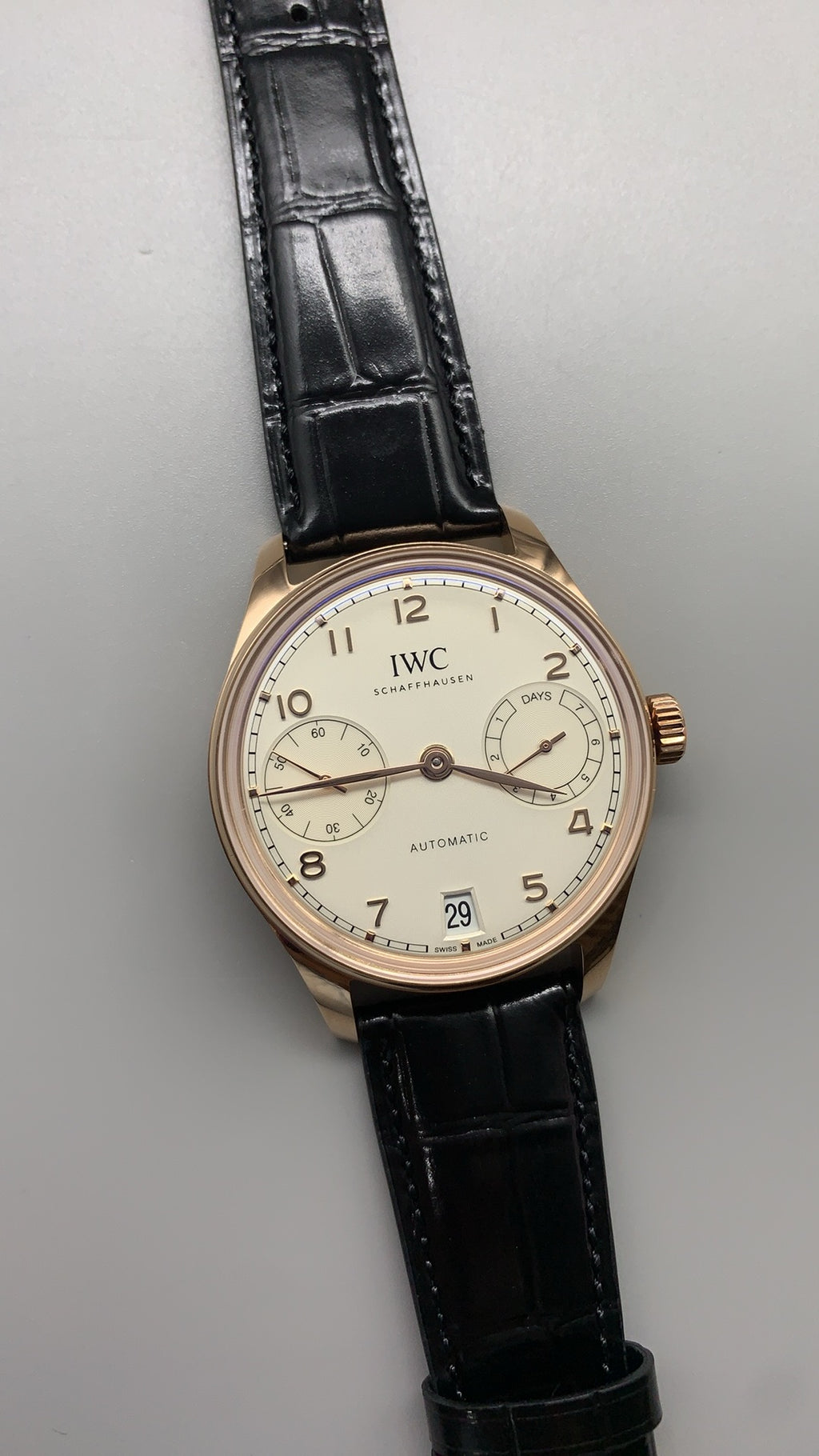 IWC Portugieser Automatic 7 Days | 42.3MM | ตัวเรือนโทนโรสโกลด์ | พลังงานสำรอง 7 วัน | หน้าปัดสีขาว | สายหนังจระเข้สีน้ำตาล | กลไกอัตโนมัติ Cal.52010