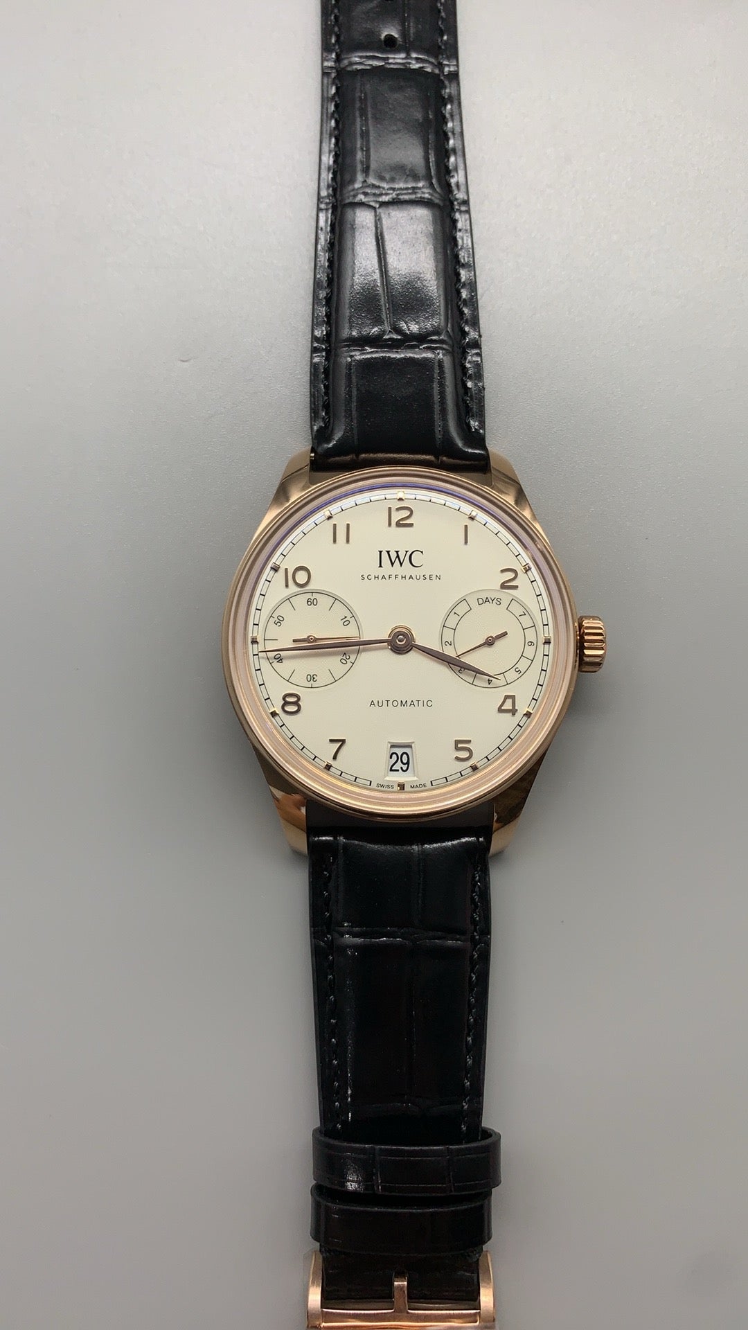 IWC Portugieser Automatic 7 Days | 42.3MM | ตัวเรือนโทนโรสโกลด์ | พลังงานสำรอง 7 วัน | หน้าปัดสีขาว | สายหนังจระเข้สีน้ำตาล | กลไกอัตโนมัติ Cal.52010