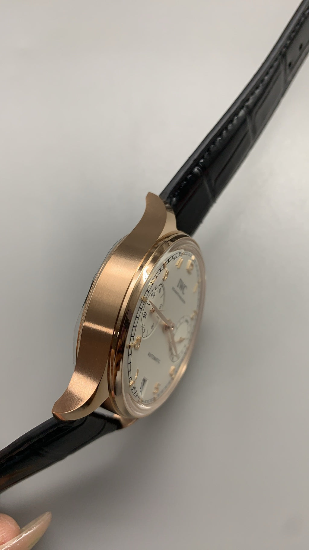 IWC Portugieser Automatic 7 Days | 42.3MM | ตัวเรือนโทนโรสโกลด์ | พลังงานสำรอง 7 วัน | หน้าปัดสีขาว | สายหนังจระเข้สีน้ำตาล | กลไกอัตโนมัติ Cal.52010