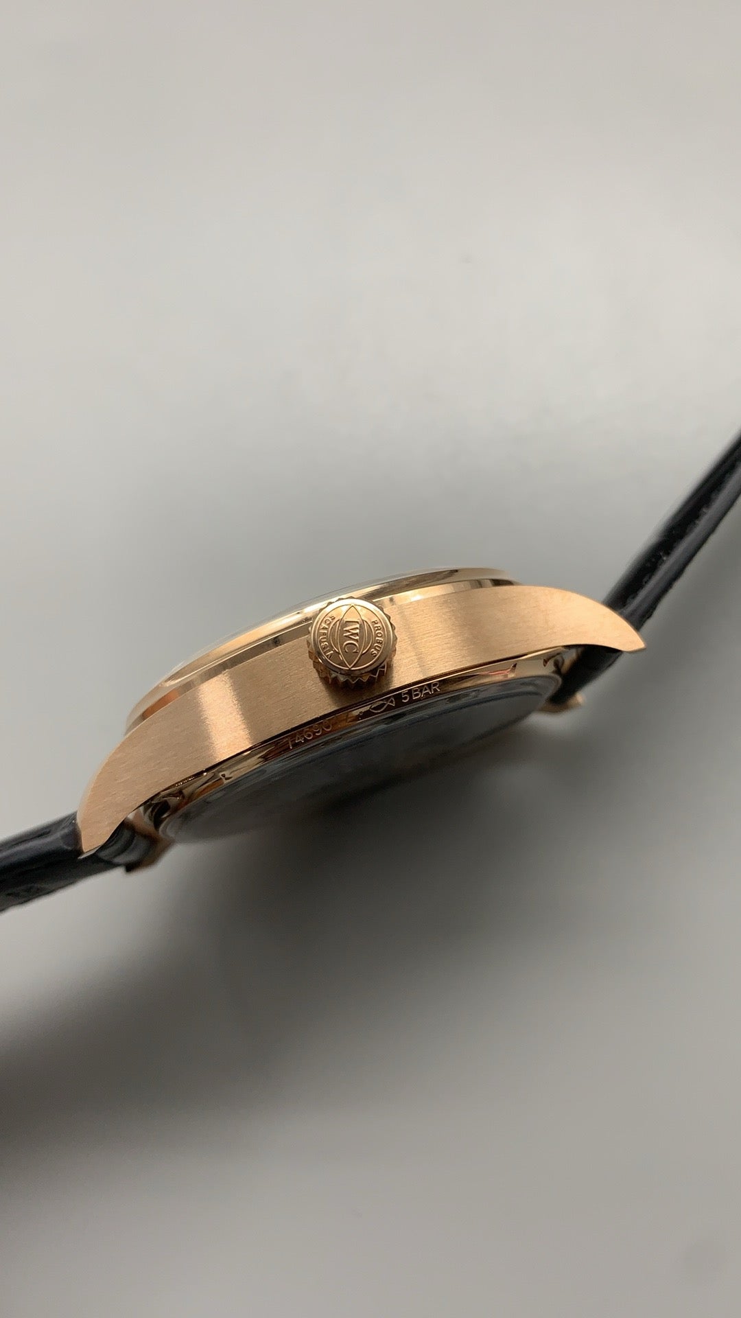 IWC Portugieser Automatic 7 Days | 42.3MM | ตัวเรือนโทนโรสโกลด์ | พลังงานสำรอง 7 วัน | หน้าปัดสีขาว | สายหนังจระเข้สีน้ำตาล | กลไกอัตโนมัติ Cal.52010