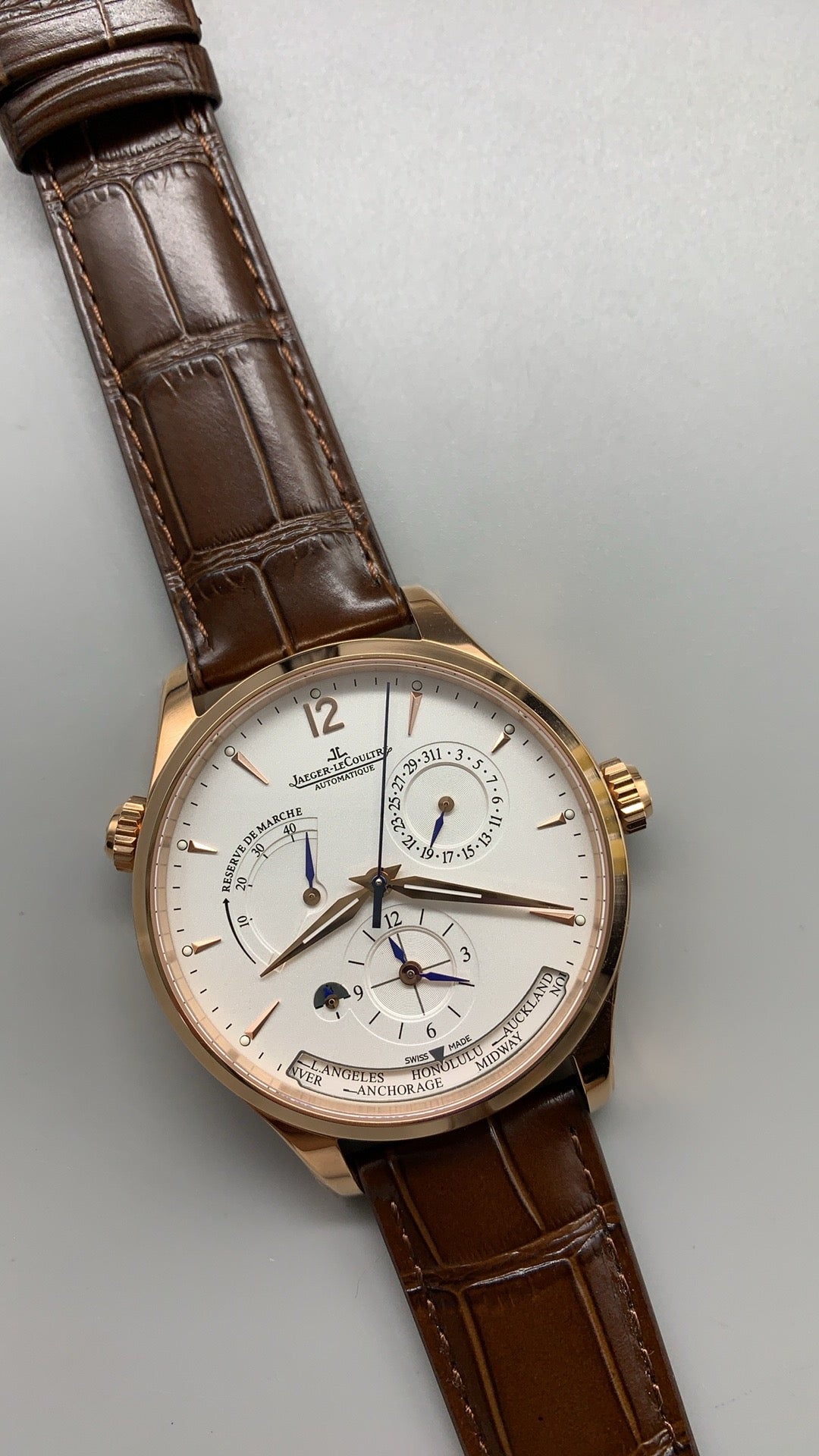 Jaeger-LeCoultre Polaris Chronograph WT | 44MM | ตัวเรือนสแตนเลสสตีลเคลือบสีโรสโกลด์ | ฟังก์ชันจับเวลา + เวลาโลก | หน้าปัดสีดำ | สายหนังจระเข้สีน้ำตาล | กลไกอัตโนมัติ Cal.752A