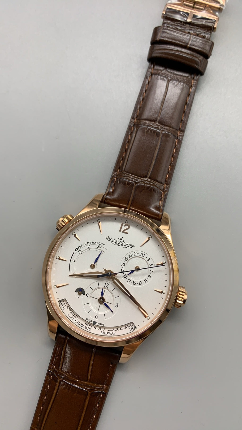 Jaeger-LeCoultre Polaris Chronograph WT | 44MM | ตัวเรือนสแตนเลสสตีลเคลือบสีโรสโกลด์ | ฟังก์ชันจับเวลา + เวลาโลก | หน้าปัดสีดำ | สายหนังจระเข้สีน้ำตาล | กลไกอัตโนมัติ Cal.752A