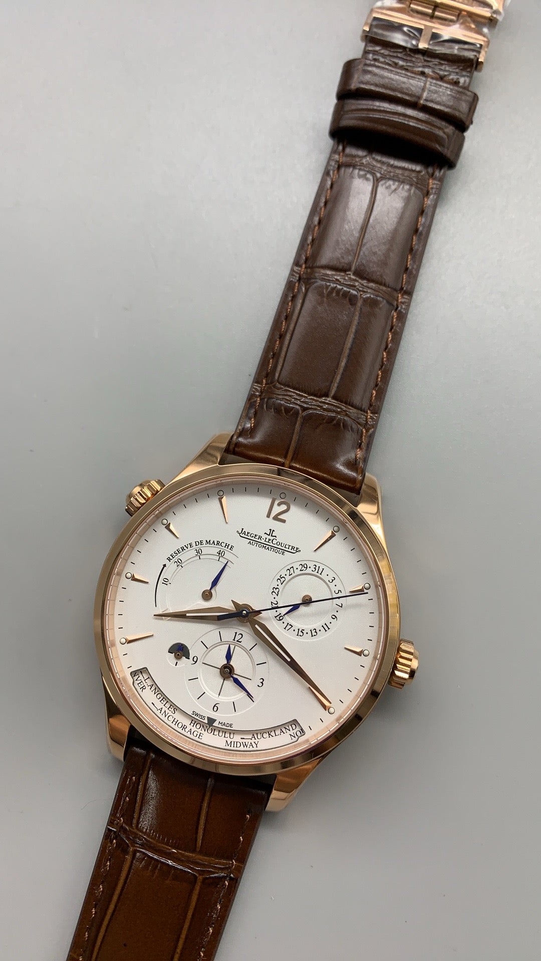 Jaeger-LeCoultre Polaris Chronograph WT | 44MM | ตัวเรือนสแตนเลสสตีลเคลือบสีโรสโกลด์ | ฟังก์ชันจับเวลา + เวลาโลก | หน้าปัดสีดำ | สายหนังจระเข้สีน้ำตาล | กลไกอัตโนมัติ Cal.752A