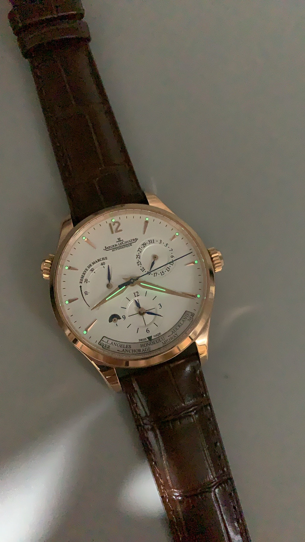 Jaeger-LeCoultre Polaris Chronograph WT | 44MM | ตัวเรือนสแตนเลสสตีลเคลือบสีโรสโกลด์ | ฟังก์ชันจับเวลา + เวลาโลก | หน้าปัดสีดำ | สายหนังจระเข้สีน้ำตาล | กลไกอัตโนมัติ Cal.752A