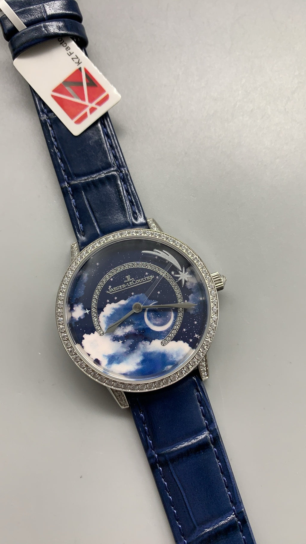 Jaeger-LeCoultre Rendez-Vous Night & Day Rainbow | 36MM | ตัวเรือนสแตนเลสสตีล | ขอบตัวเรือนประดับอัญมณีหลากสี | ฟังก์ชันกลางวัน-กลางคืน | หน้าปัดสีขาว | สายหนังจระเข้สีฟ้า | กลไกอัตโนมัติ Cal.898A/1